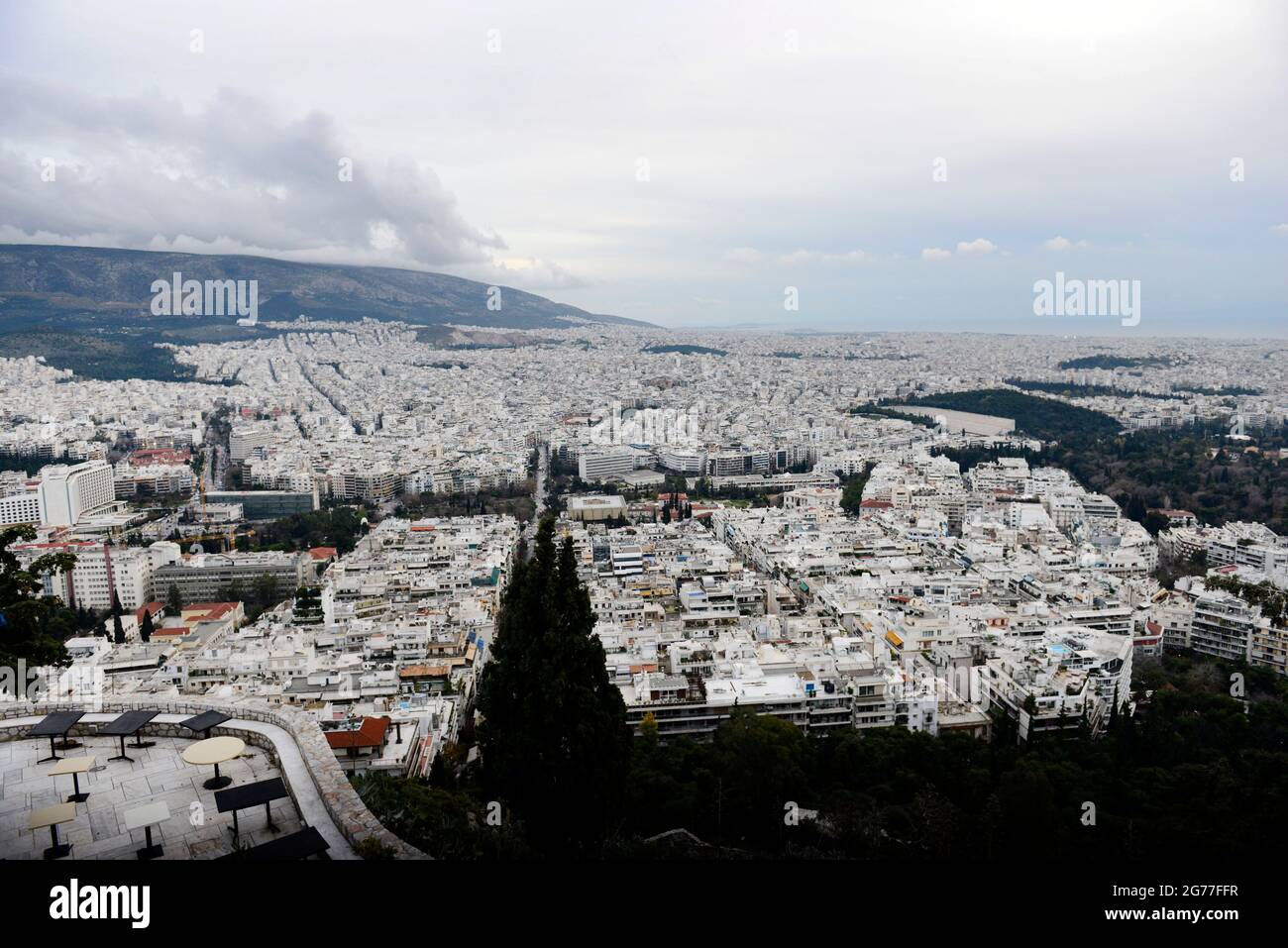 Vue sur la ville d'Athènes depuis le sommet de la colline du Lycabette. Banque D'Images