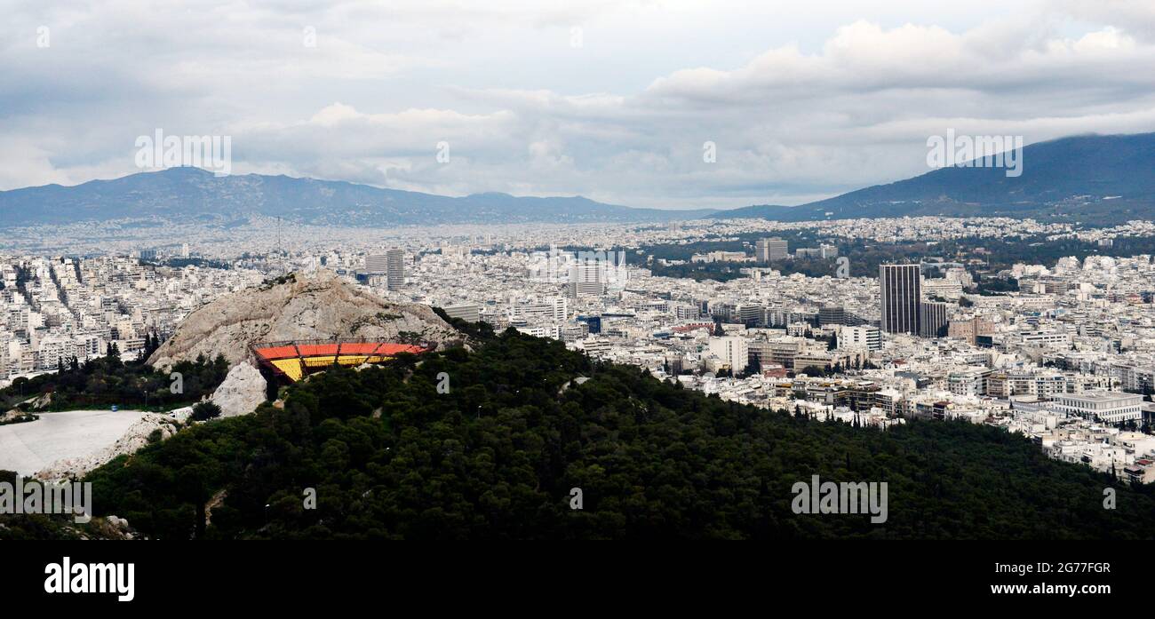 Vue sur la ville d'Athènes depuis le sommet de la colline du Lycabette. Banque D'Images