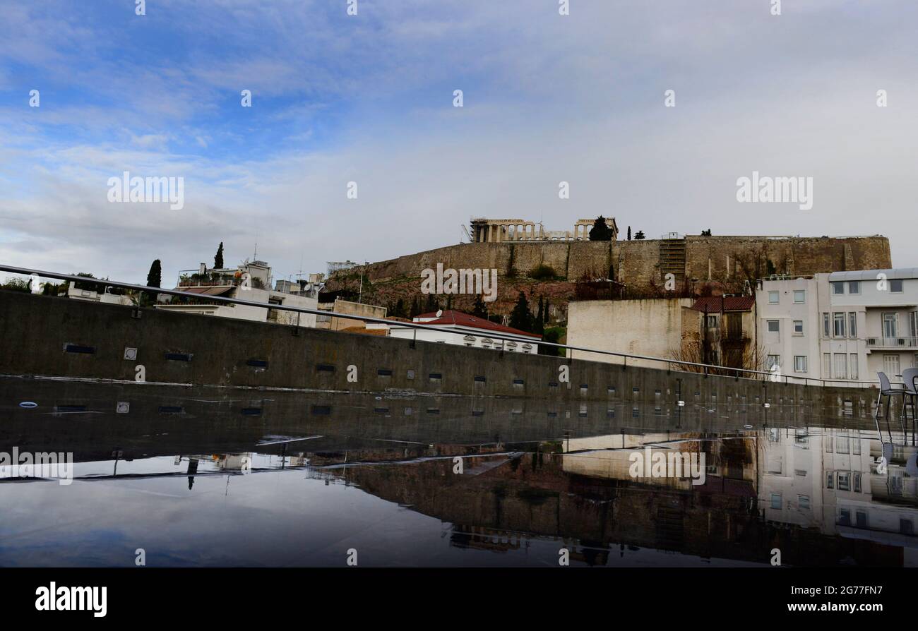 L'Acropole vue depuis le musée de l'Acropole d'Athènes, Grèce. Banque D'Images