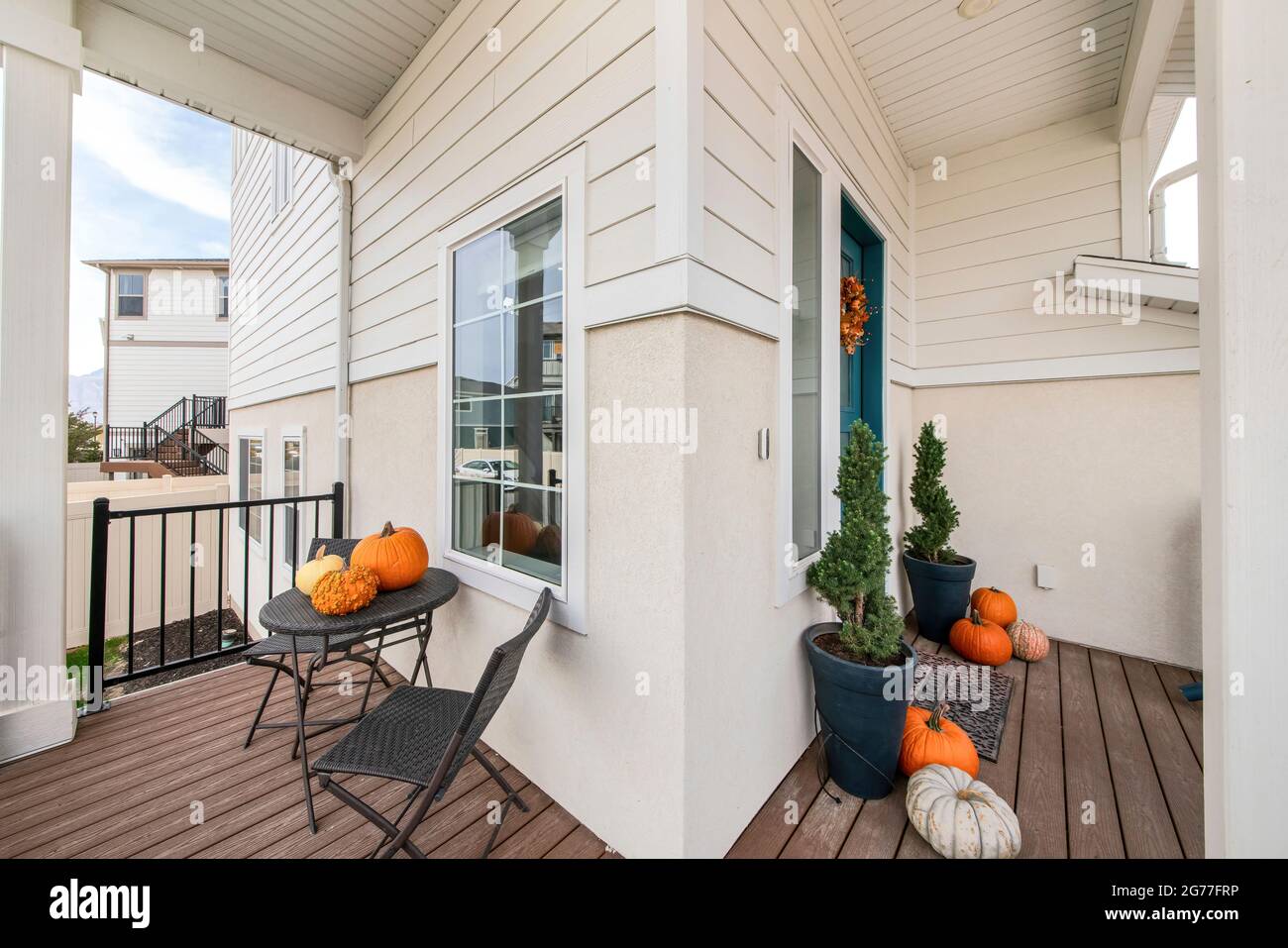 Petite véranda extérieure d'une maison avec des citrouilles décoratives Banque D'Images