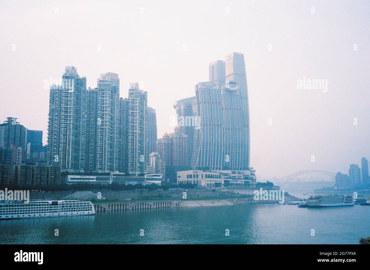 Vue sur Chongqing le long du fleuve Yangtze à Chongqing, en Chine. Banque D'Images