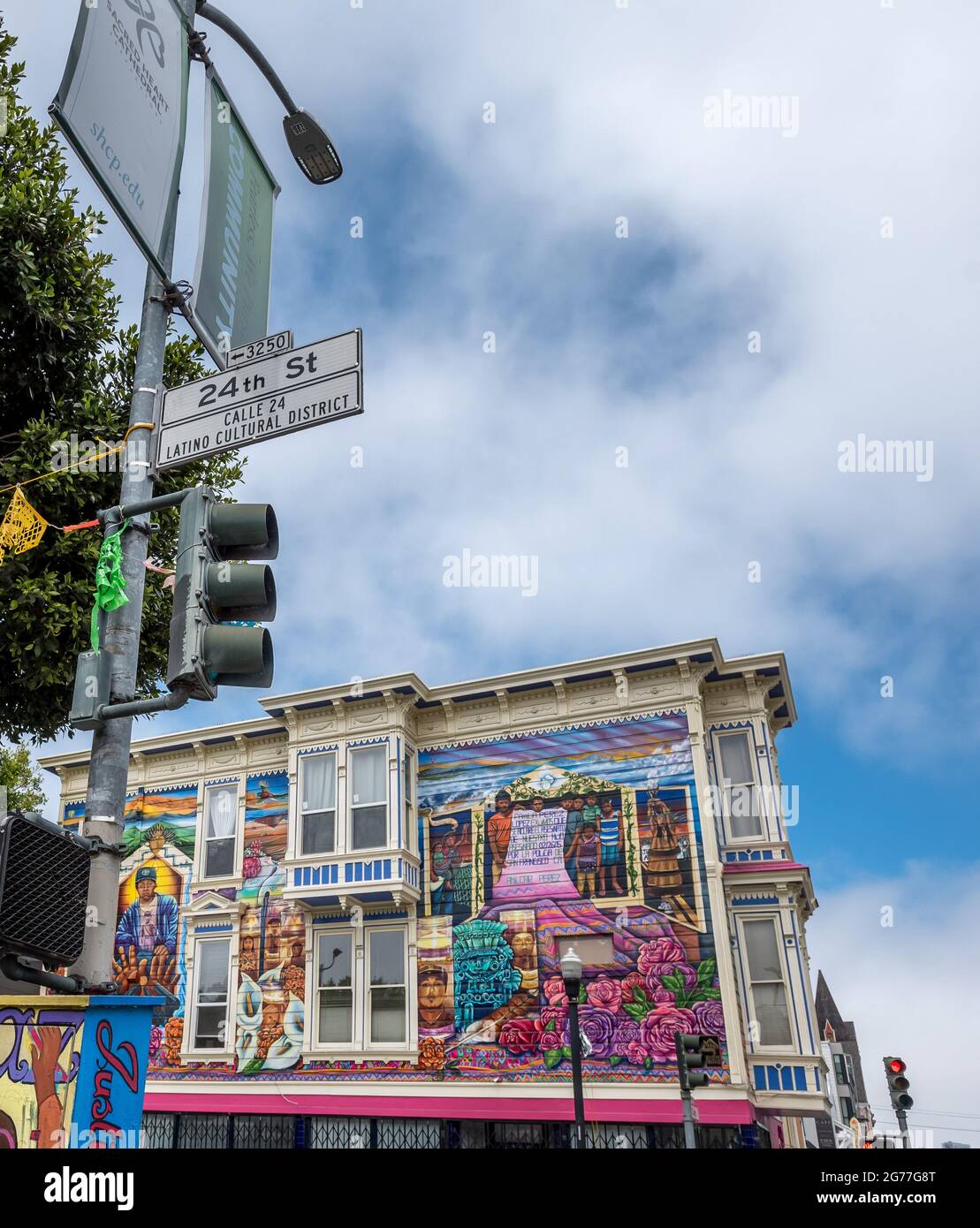 Street Corner fresque honorant Amilcar Lopez Perez, adolescent guatémaltèque tué par la police. Intitulé Alto al Fuego en la Misón (cessez-le-feu dans la Mission). Banque D'Images