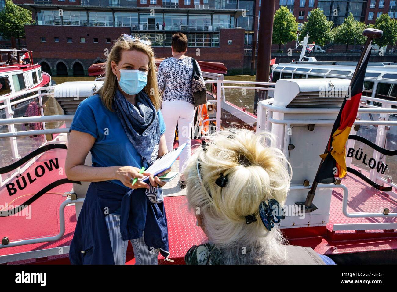 Hambourg, Allemagne. 25 juin 2021. Le guide Maike Brunk vérifie les billets des passagers lors d'un lancement. Brunk montre les coins cachés de la ville lors de ses visites dans le port de Hambourg. (À dpa KORR.: 'Sehnsuchtsort Hafen: Guide Maike Brunk montre les coins cachés') Credit: Axel Heimken/dpa/Alay Live News Banque D'Images