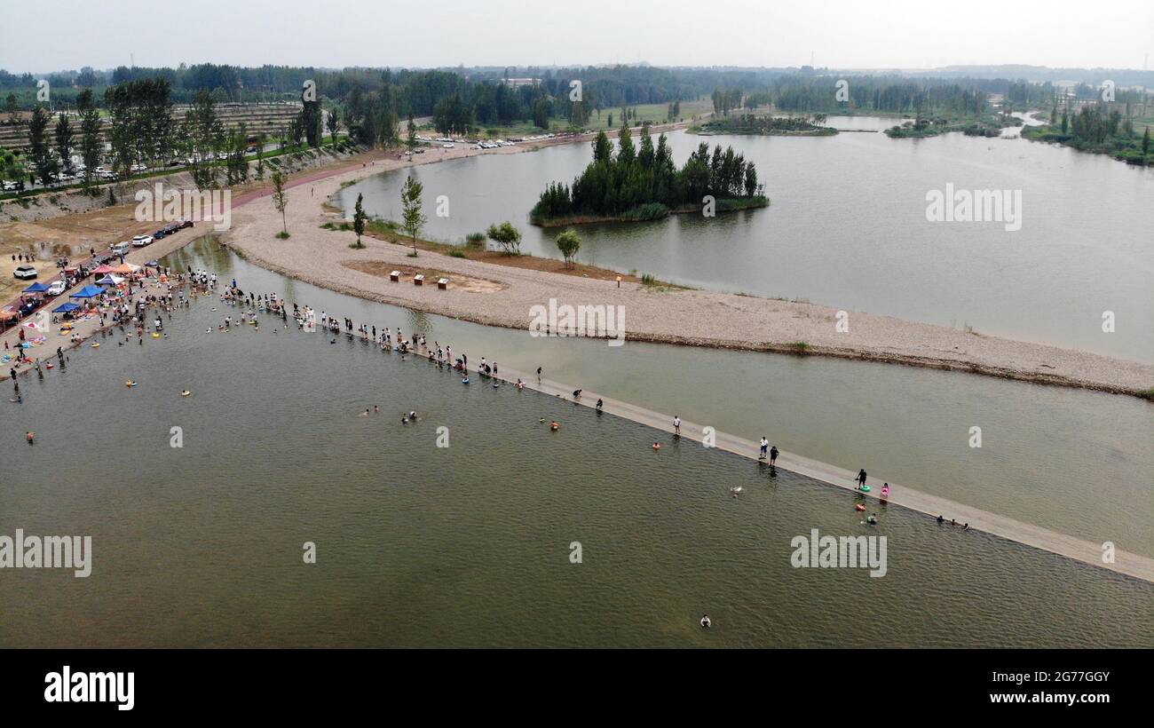 Shijiazhuang. 10 juillet 2021. Photo aérienne prise le 10 juillet 2021 montre aux visiteurs s'amuser dans une zone écologique du projet de restauration de la rivière Hutuo phase III à Shijiazhuang, dans la province de Hebei, au nord de la Chine. La phase III du projet de restauration de la rivière Hutuo est officiellement entrée en service récemment, marquant la fin de sa construction de restauration à Shijiazhuang. Crédit: Luo Xuefeng/Xinhua/Alamy Live News Banque D'Images