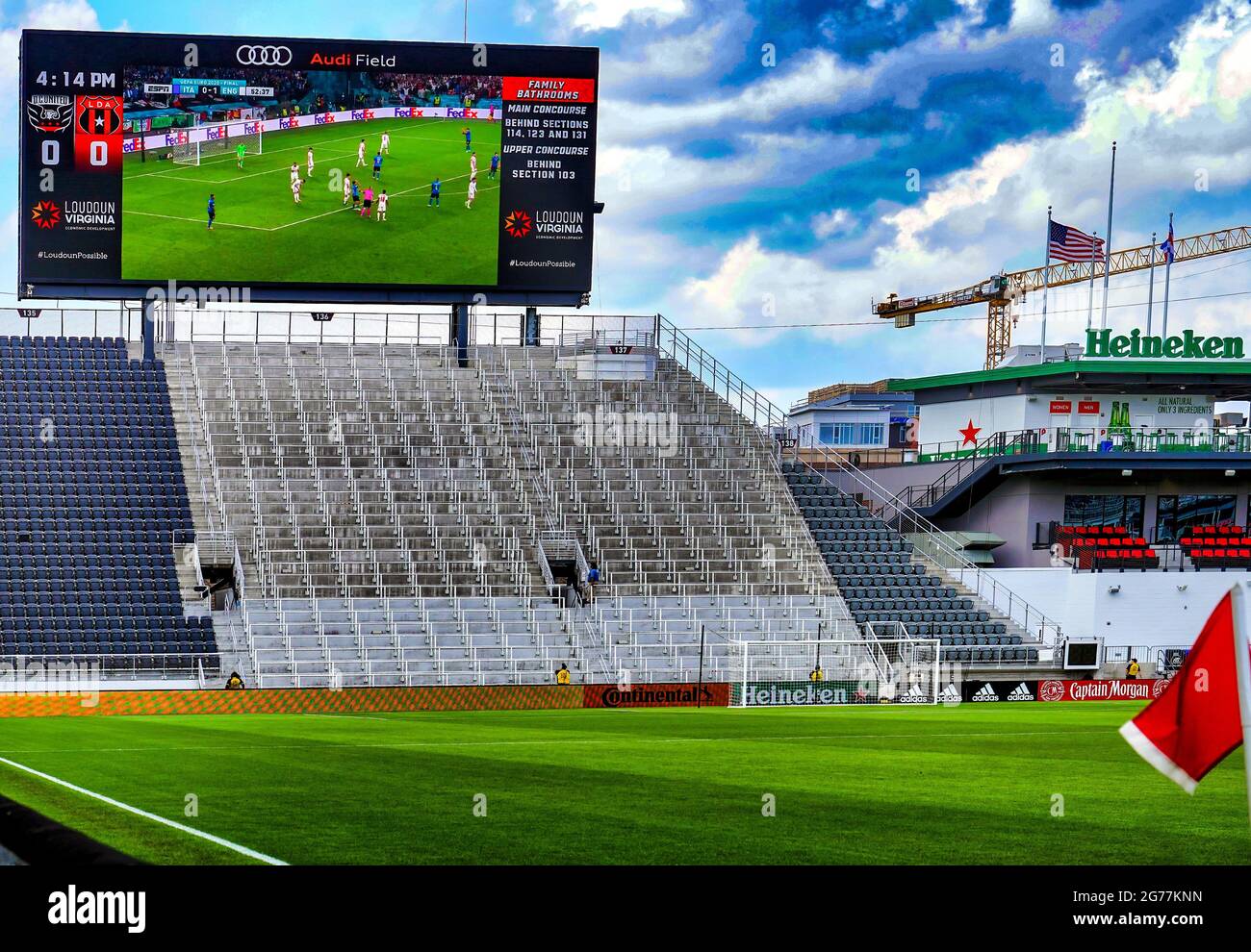 Diffusion de la finale de la coupe de l'Euro 2020 entre l'Angleterre et l'Italie sur l'écran géant avant un match pro aux États-Unis Banque D'Images