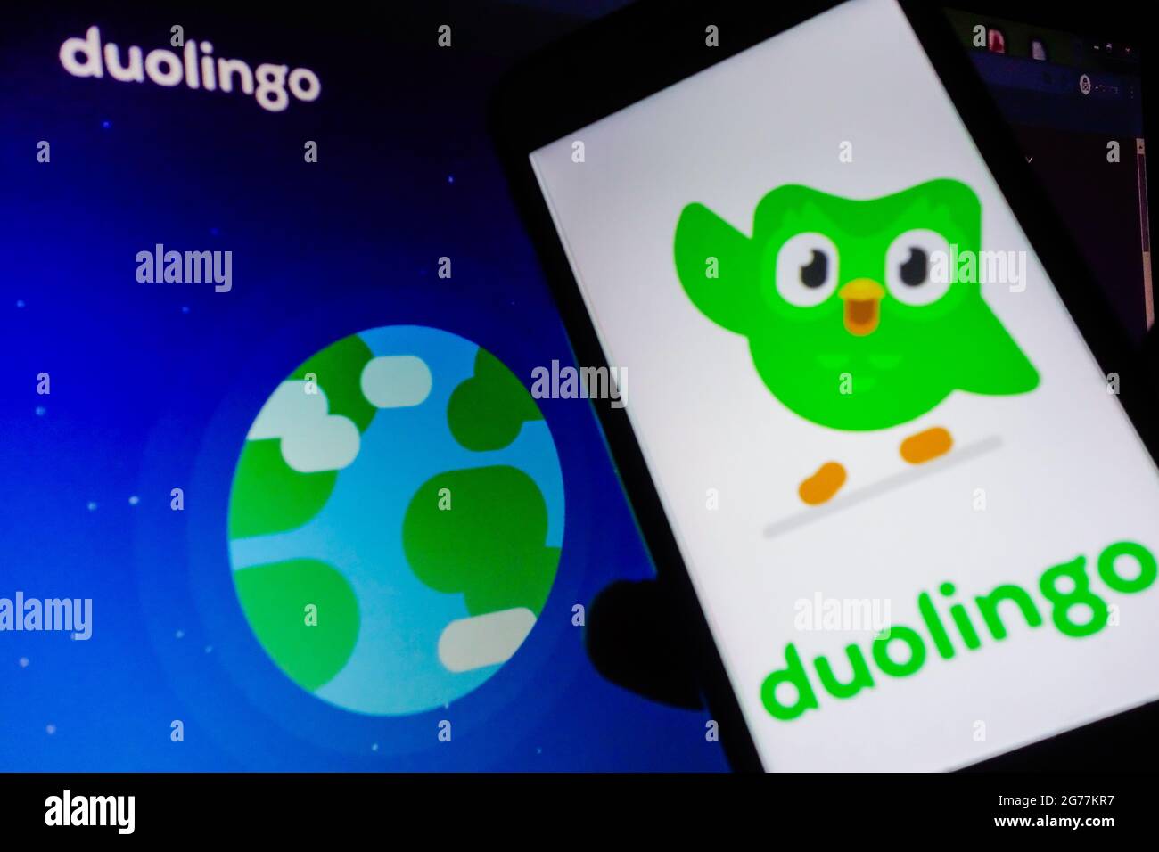 SAO PAULO, BRÉSIL - 30 juin 2021 : smartphone avec logo de l'application en langue Duolingo à l'écran. Arrière-plan flou avec le site de Duolingo Banque D'Images
