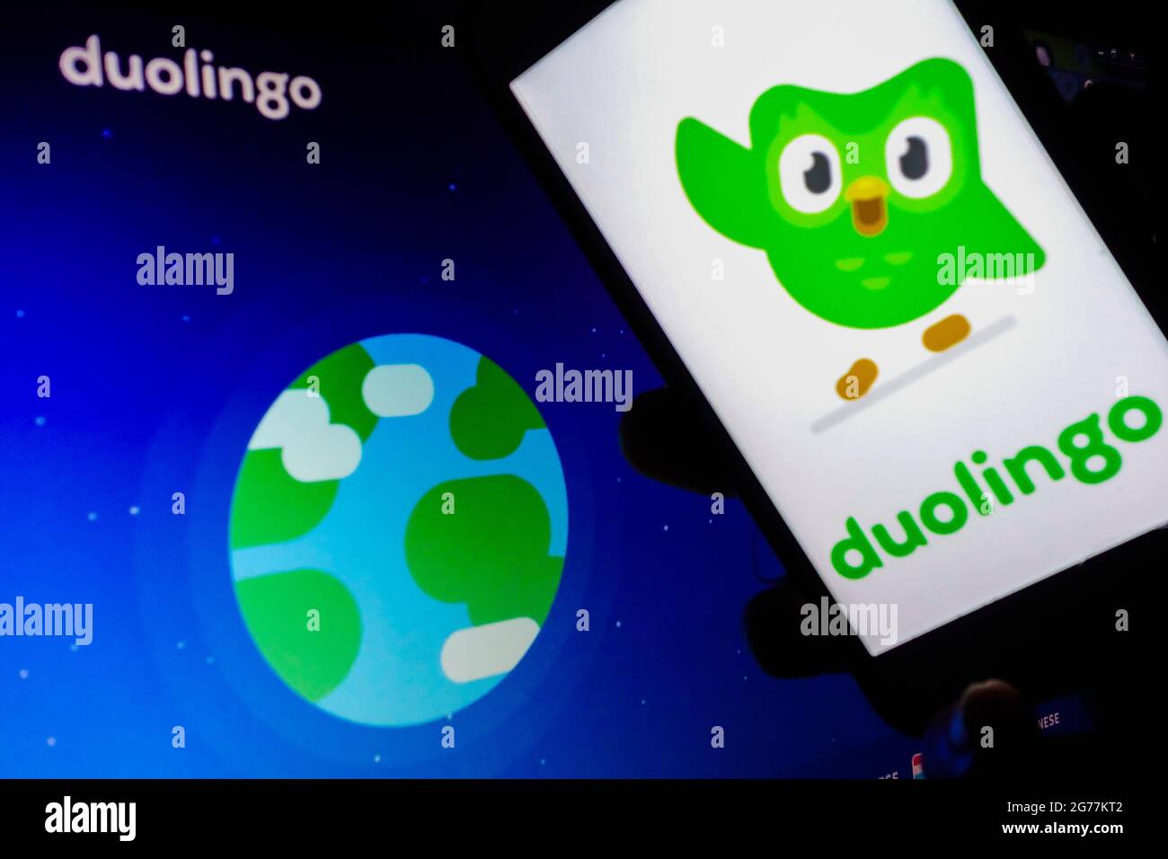 SAO PAULO, BRÉSIL - 01 juin 2021 : smartphone avec logo de l'application en langue Duolingo à l'écran. Arrière-plan flou avec le site de Duolingo Banque D'Images