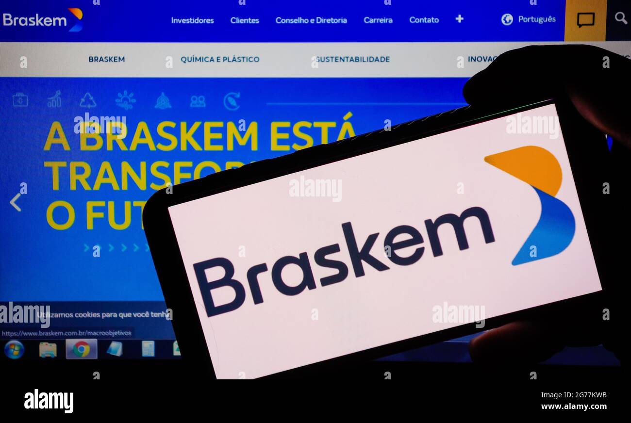 SAO PAULO, BRÉSIL - 05 juin 2021 : logo Braskem sa visible sur l'écran du smartphone, et page d'accueil du site Web en arrière-plan . Banque D'Images