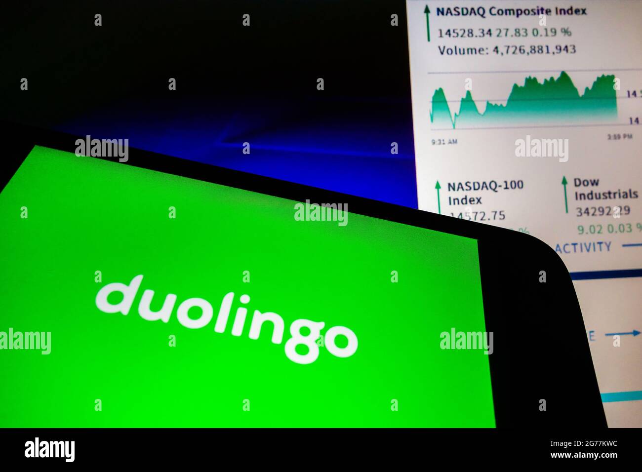 SAO PAULO, BRÉSIL - 01 juin 2021 : smartphone avec logo de l'application en langue Duolingo à l'écran et arrière-plan flou avec le site de bourse Nasdaq. Duol Banque D'Images