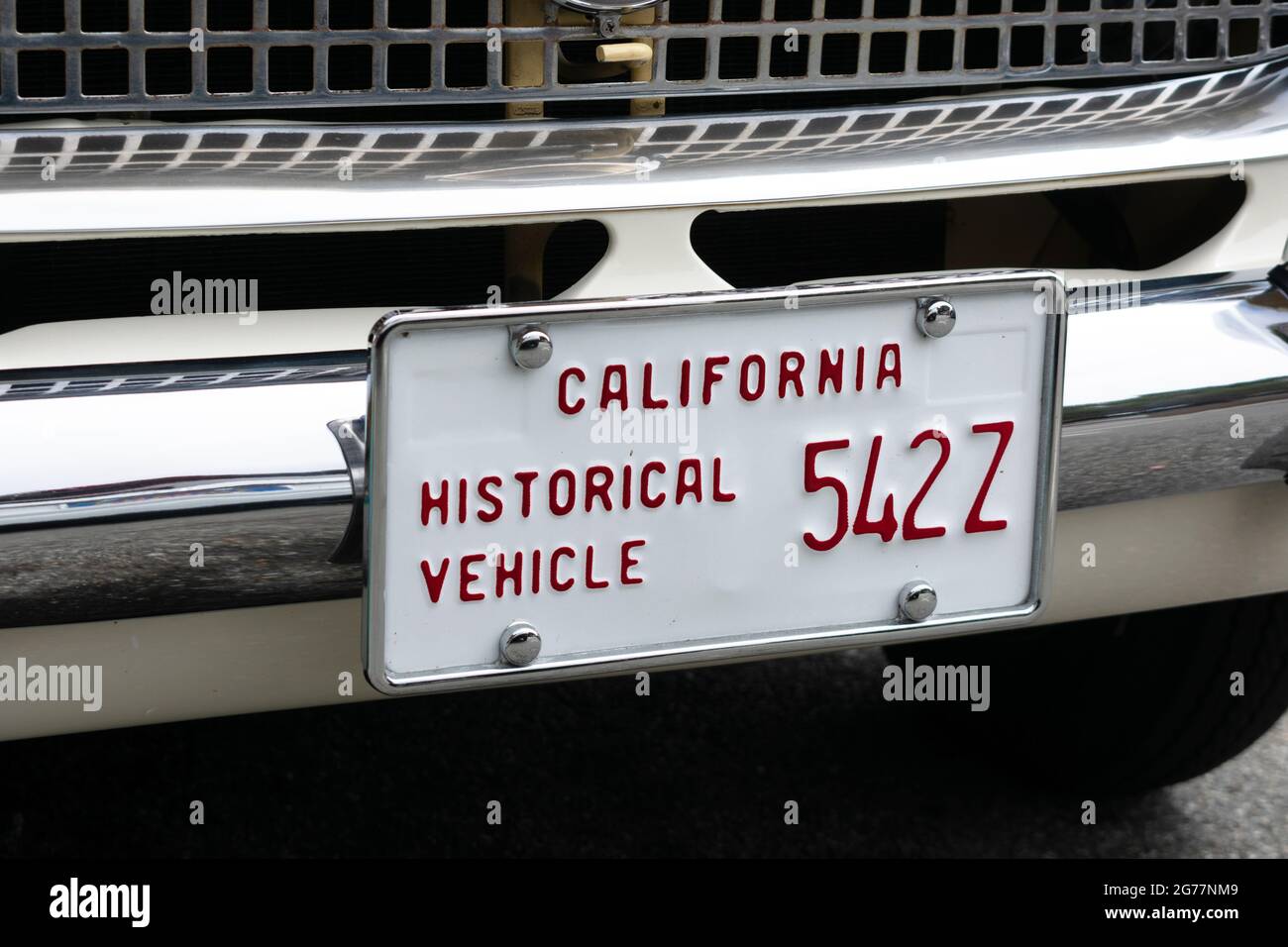Plaque d'immatriculation de véhicule historique de Californie sur  pare-chocs chromé d'un véhicule d'une valeur historique et d'intérêt. Gros  plan - Carmel, Californie, États-Unis - 2021 Photo Stock - Alamy