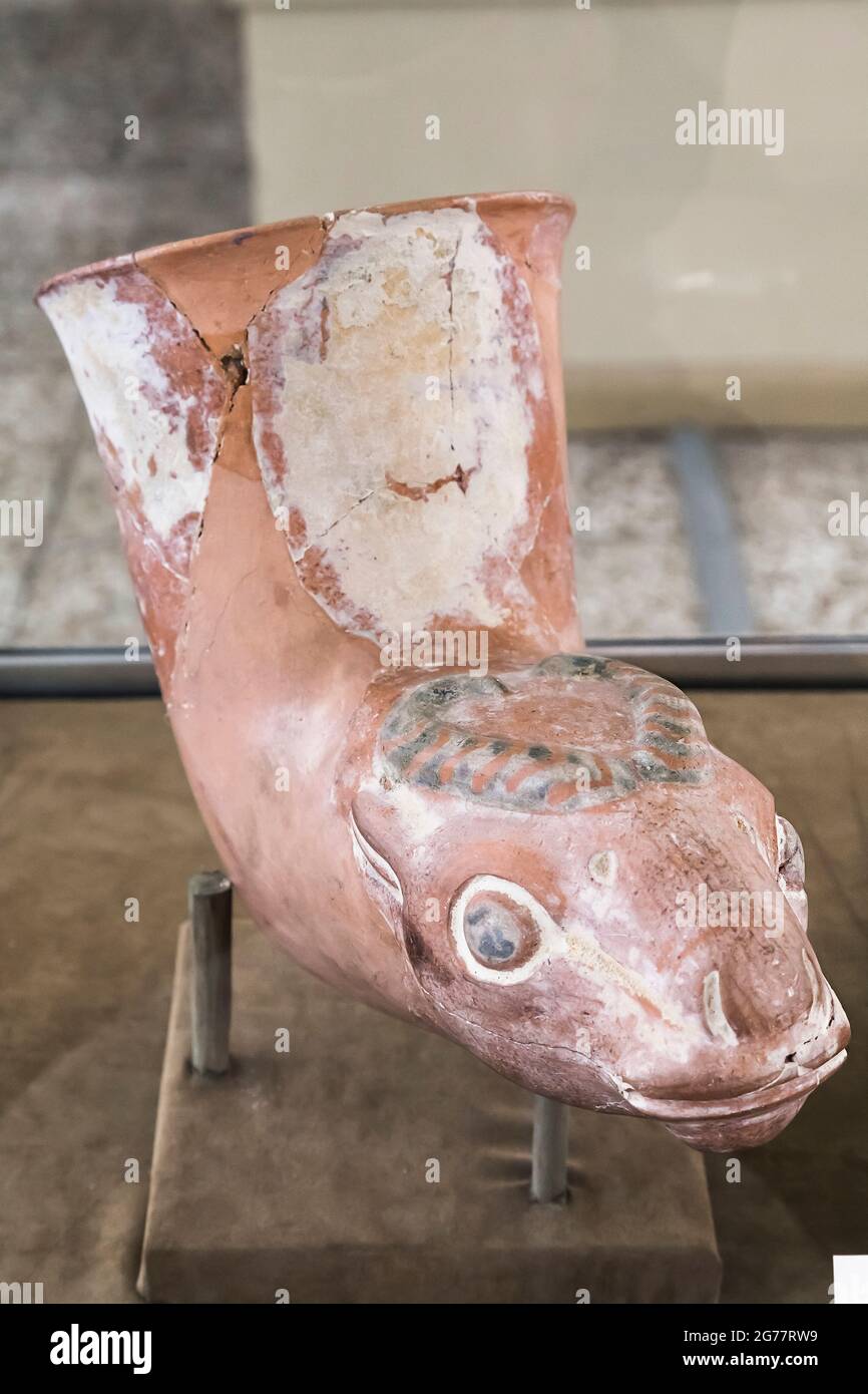 Poterie, bateau à boire, conception à tête d'animal, Ziwiye, Kurdistan, 1er moulin. BC, Musée national d'Iran, Téhéran, Iran, Perse, Asie occidentale, Asie Banque D'Images