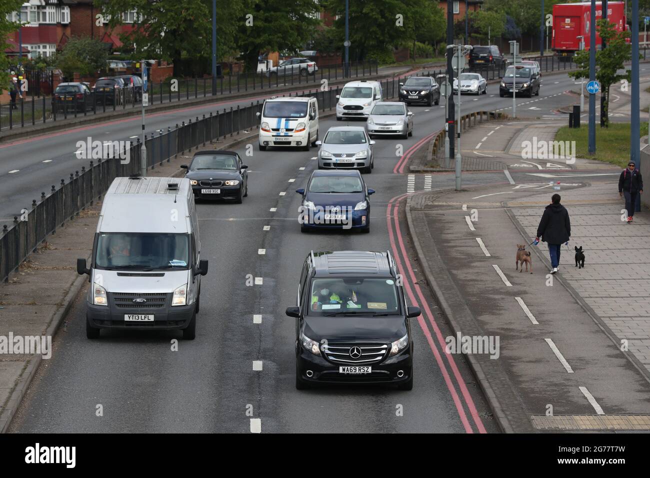 Photo du dossier datée du 29/4/2020 de la circulation sur l'A40 Western Avenue à Acton, dans le nord-ouest de Londres. Les primes d'assurance automobile ont chuté de 8.4% par an, la police moyenne coûtant 779 livres sterling, selon une analyse. Les primes sont en tendance à la baisse, généralement dans tous les groupes d'âge, a déclaré Consumer Intelligence, consultant en données. Date de publication : lundi 12 juillet 2021. Banque D'Images