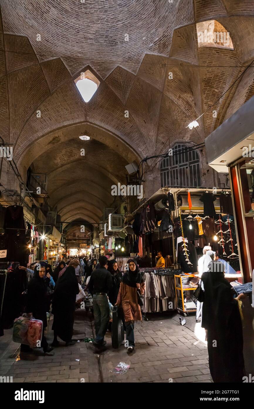 Bazar de Téhéran, centre commercial historique avec passage voûté comme labyrinthe, Téhéran, Iran, Perse, Asie occidentale, Asie Banque D'Images