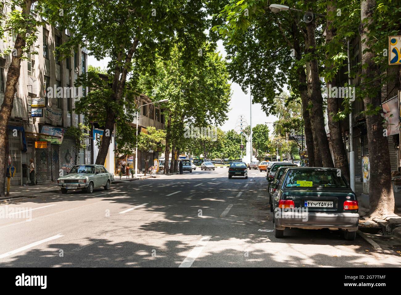 Rue principale avec des arbres au bord de la route au centre-ville, Sari, province de Mazandaran, Iran, Perse, Asie occidentale, Asie Banque D'Images