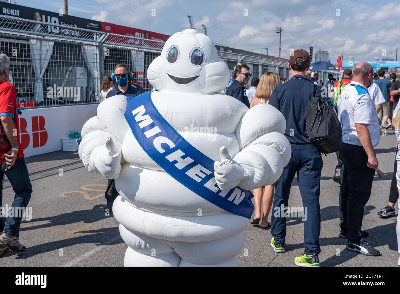 NEW YORK, NY - JUILLET 10 : mascotte Michelin vue sur la piste avant le début de la course pendant le championnat ABB FIA Formula E, New York City E-Prix Round 10, le 10 juillet 2021 dans le quartier de Brooklyn à New York. Crédit : Ron Adar/Alay Live News Banque D'Images