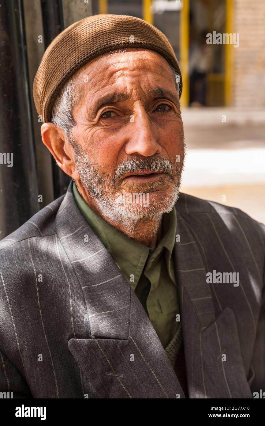 Vieil homme assis et reposant à l'ombre d'un arbre, tus(tous), banlieue de Mashhad, province de Razavi Khorasan, Iran, Perse, Asie occidentale, Asie Banque D'Images