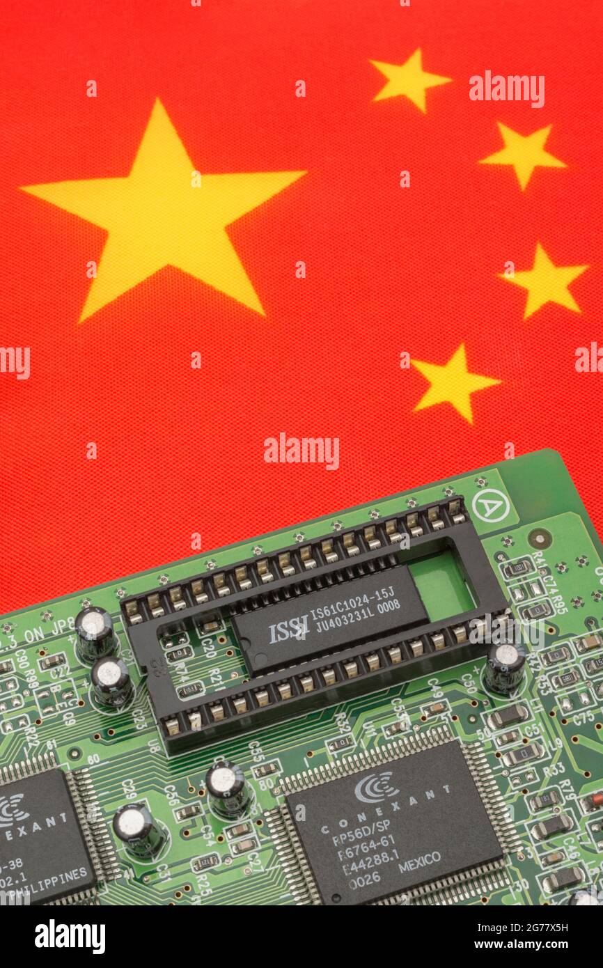 Drapeau national chinois avec carte de circuit imprimé verte avec prise EPROM vide. Pour 2021, pénuries de puces informatiques intégrées, pénuries de semi-conducteurs. Banque D'Images