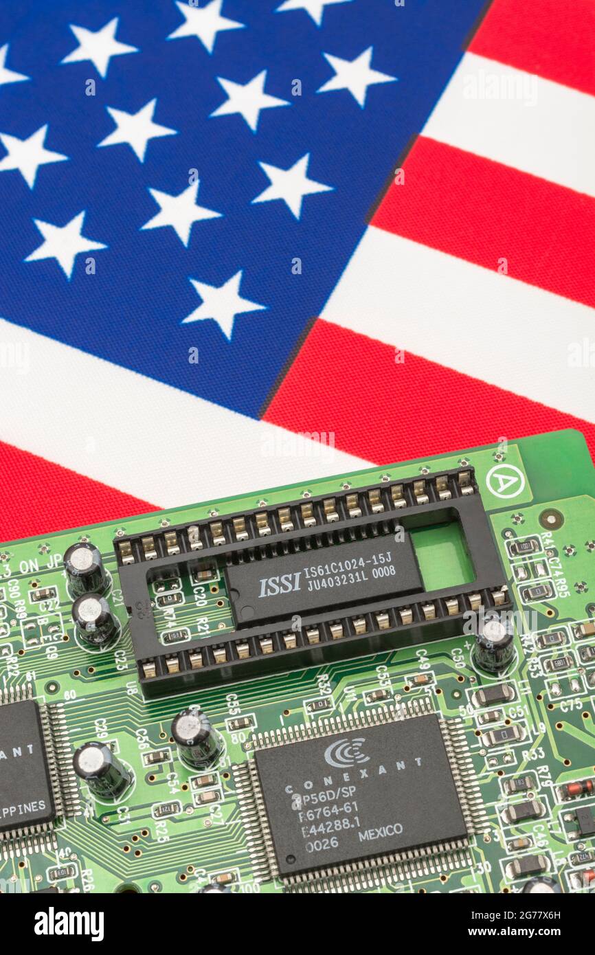 DRAPEAU US Stars and Stripes avec carte de circuit imprimé verte avec prise EPROM vide. Pour 2021, pénuries de puces informatiques intégrées, pénuries de semi-conducteurs. Banque D'Images