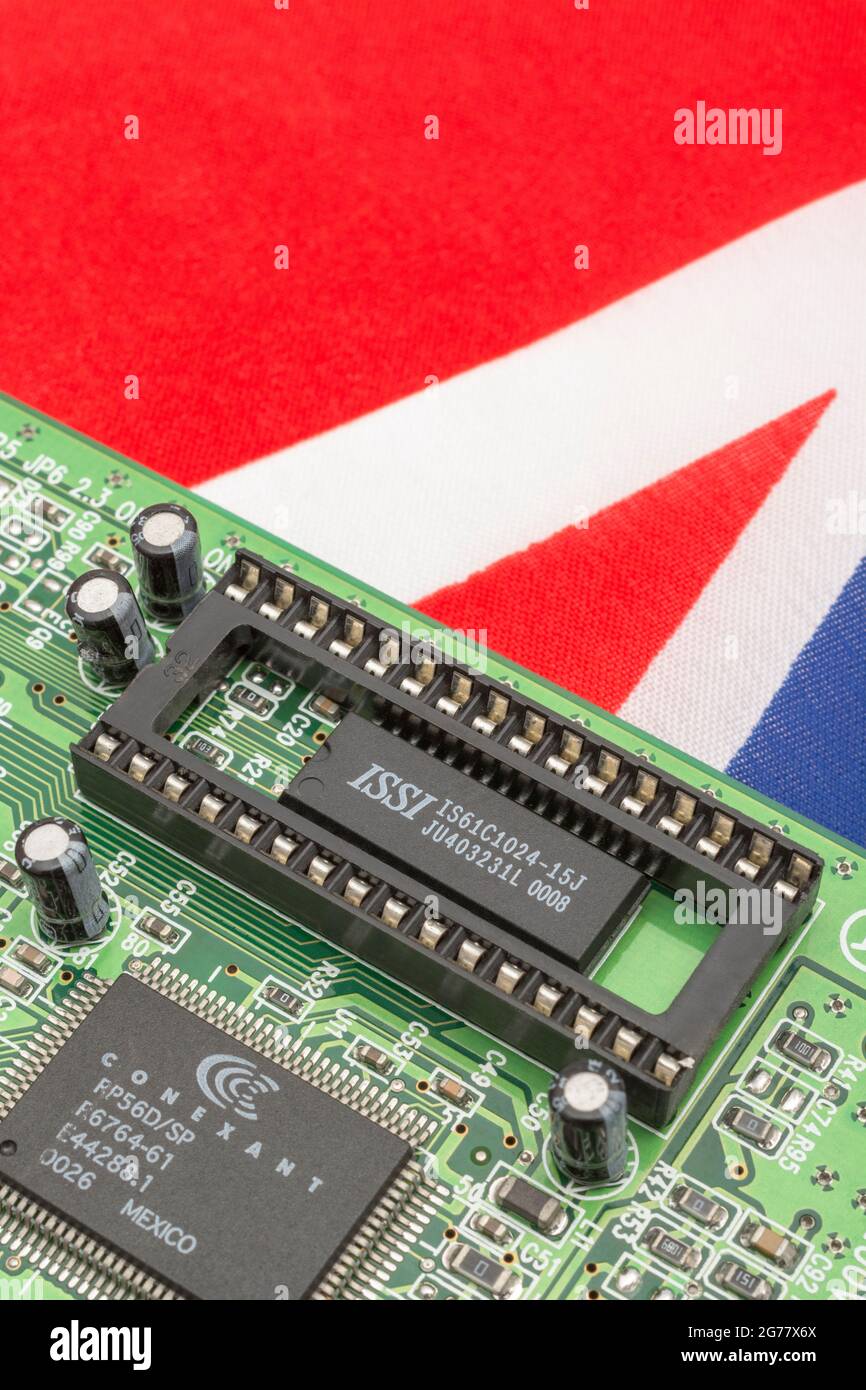 Drapeau jack Union UK avec carte de circuit imprimé verte avec prise EPROM vide. Pour 2021, pénuries de puces informatiques intégrées, pénuries de semi-conducteurs. Banque D'Images