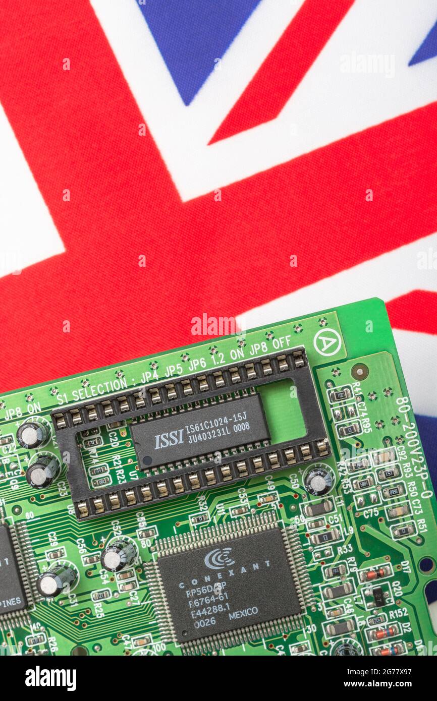 Drapeau jack Union UK avec carte de circuit imprimé verte avec prise EPROM vide. Pour 2021, pénuries de puces informatiques intégrées, pénuries de semi-conducteurs. Banque D'Images