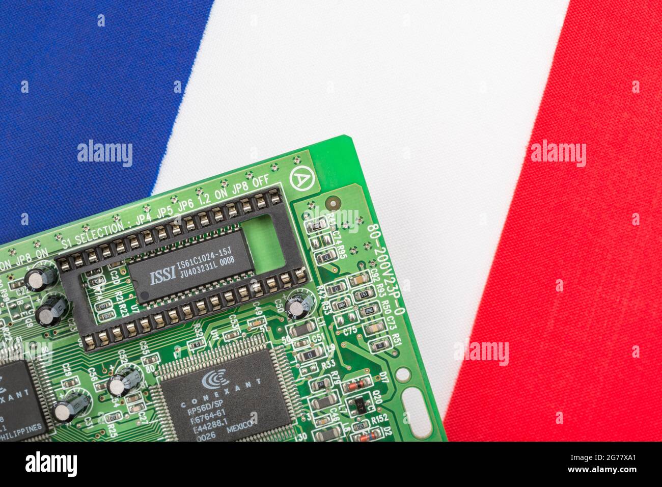 Drapeau tricolore français avec carte de circuit imprimé verte avec prise EPROM vide. Pour 2021, pénuries de puces informatiques intégrées, pénuries de semi-conducteurs. Banque D'Images