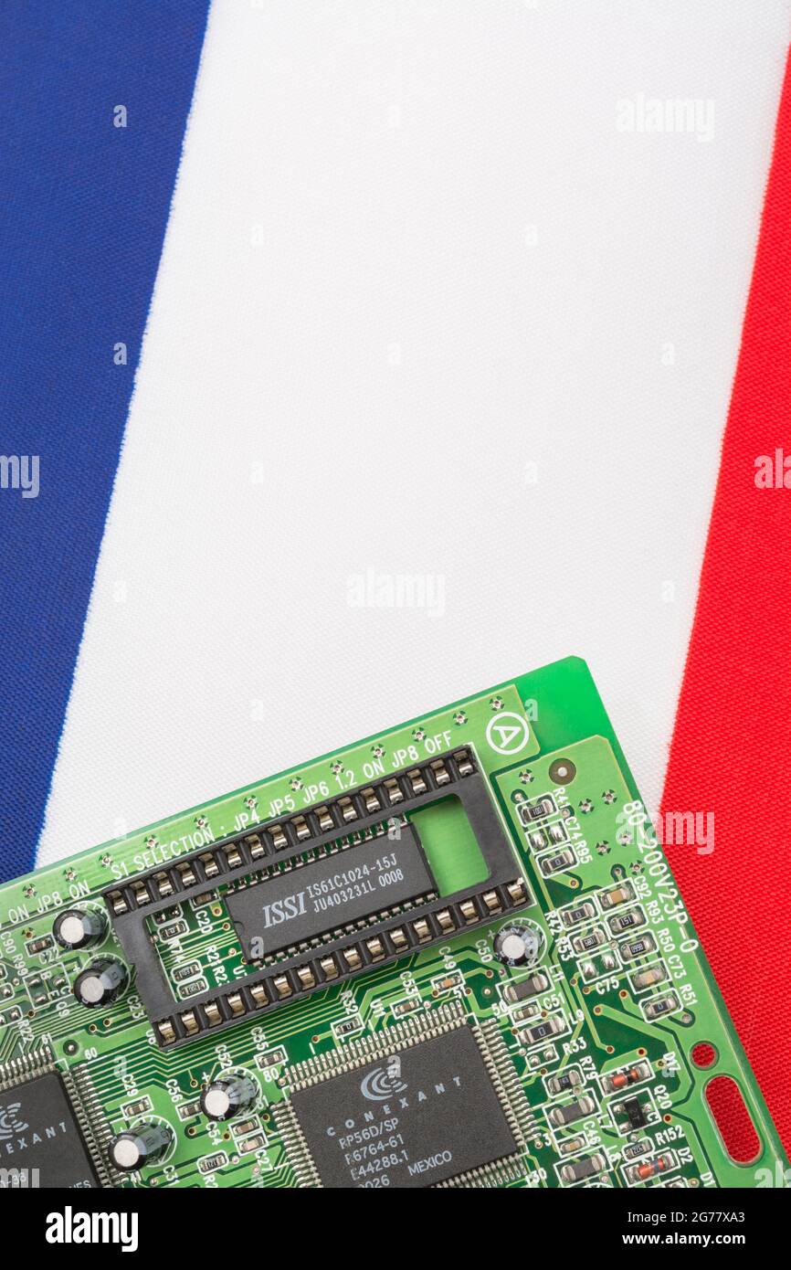 Drapeau tricolore français avec carte de circuit imprimé verte avec prise EPROM vide. Pour 2021, pénuries de puces informatiques intégrées, pénuries de semi-conducteurs. Banque D'Images