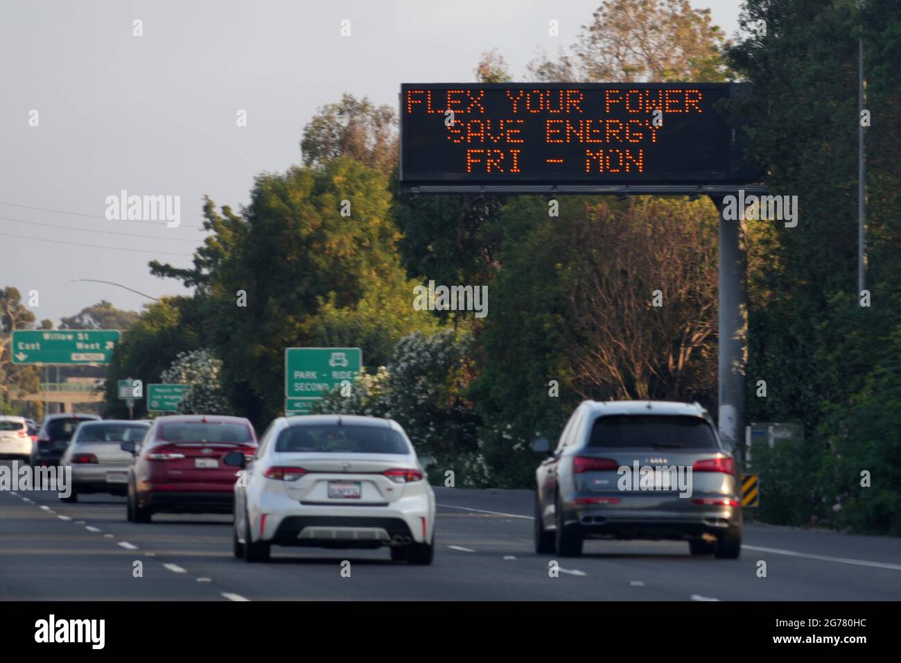 Un message d'avertissement Flex Alert sur un panneau de messages CalTrans sur l'autoroute Interstate 710, dimanche 11 juillet 2021, à long Beach, Calif. = Banque D'Images