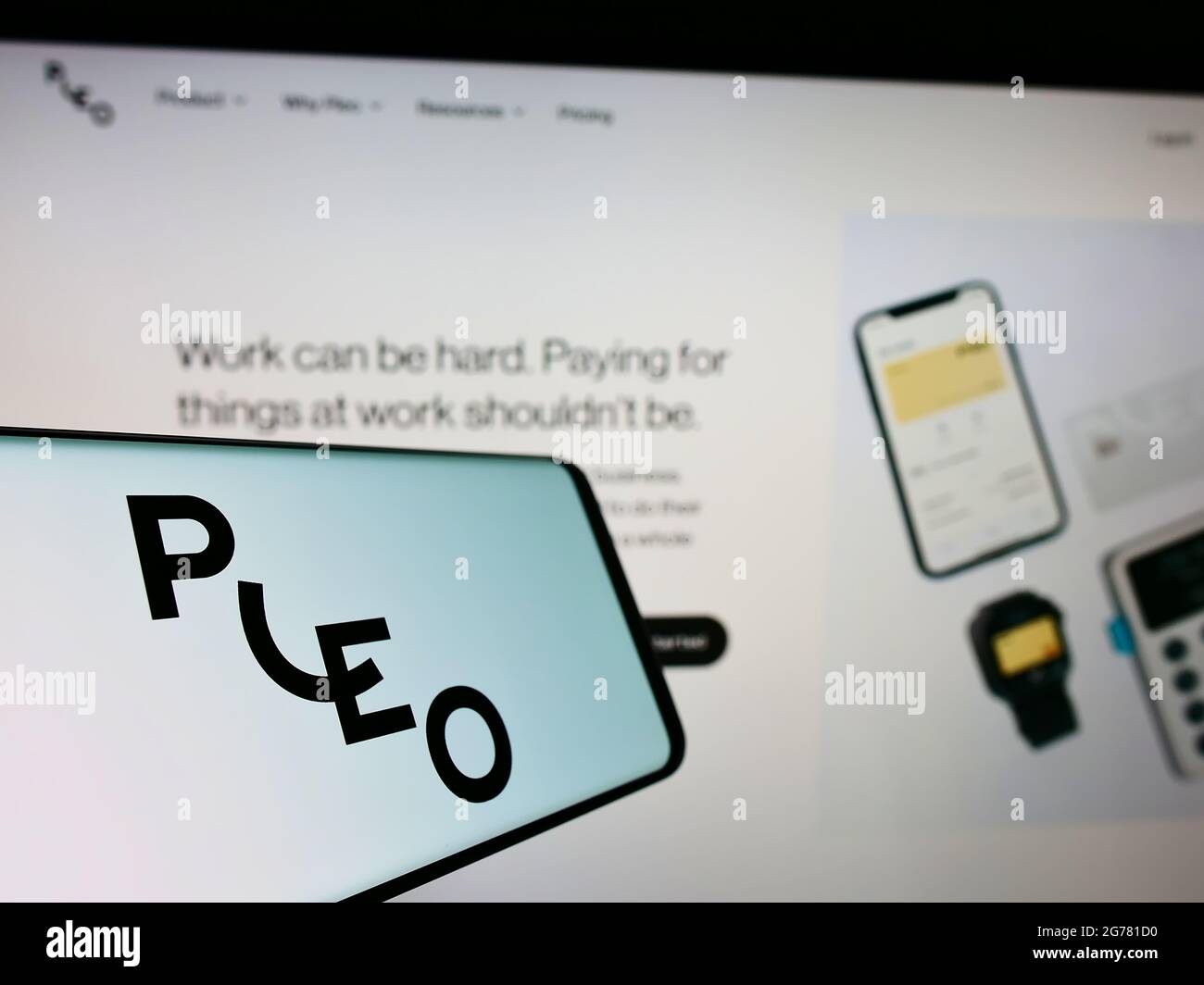Téléphone mobile avec logo de la société fintech danoise Pleo technologies à l'écran devant le site Web des entreprises. Mise au point au centre-gauche de l'écran du téléphone. Banque D'Images