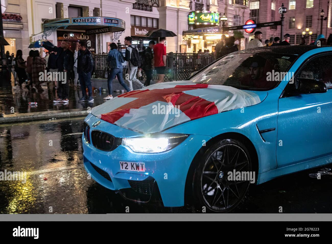 Londres, Royaume-Uni. 11 juillet 2021. Un drapeau de l'Angleterre est placé sur une voiture vue après la finale de l'UEFA Euro dans l'équipe masculine de Piccadilly Italie a revendiqué la victoire sur l'Angleterre dans la finale de l'UEFA EURO 2020 au stade Wembley à Londres le même soir, Vainqueur du tournoi pour la première fois depuis qu'ils ont accueilli le concours en 1968 (photo de May James/SOPA Images/Sipa USA) Credit: SIPA USA/Alay Live News Banque D'Images