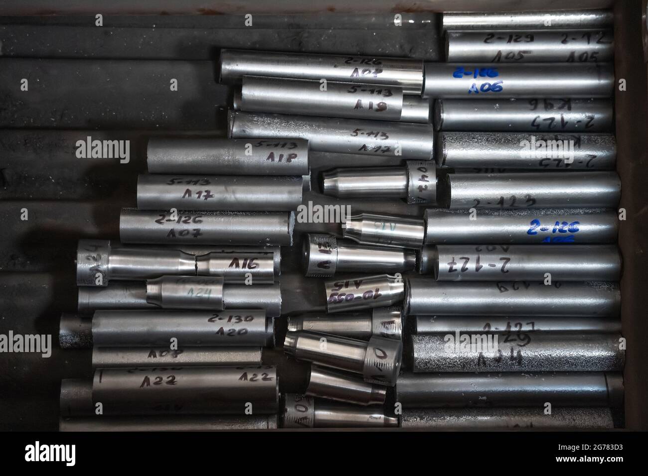 Échantillons de métal ronds pour les essais de résistance et la composition d'alliages métalliques en laboratoire d'usine, vue du dessus. Banque D'Images