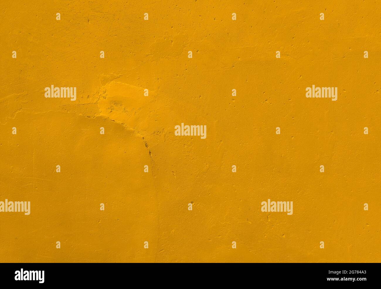 Mur texturé peinture rouillée or jaune fond de ciment ou de pierre. Banque D'Images