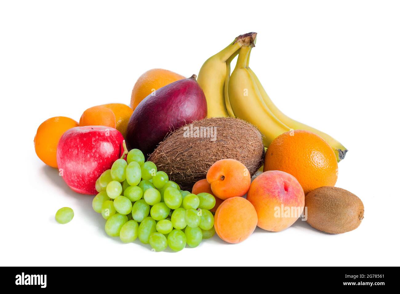 Assortiment de bananes de fruits, mangue, raisins verts, pomme, noix de coco, les pêches, les abricots, les mandarines et les kiwis sont isolés Banque D'Images