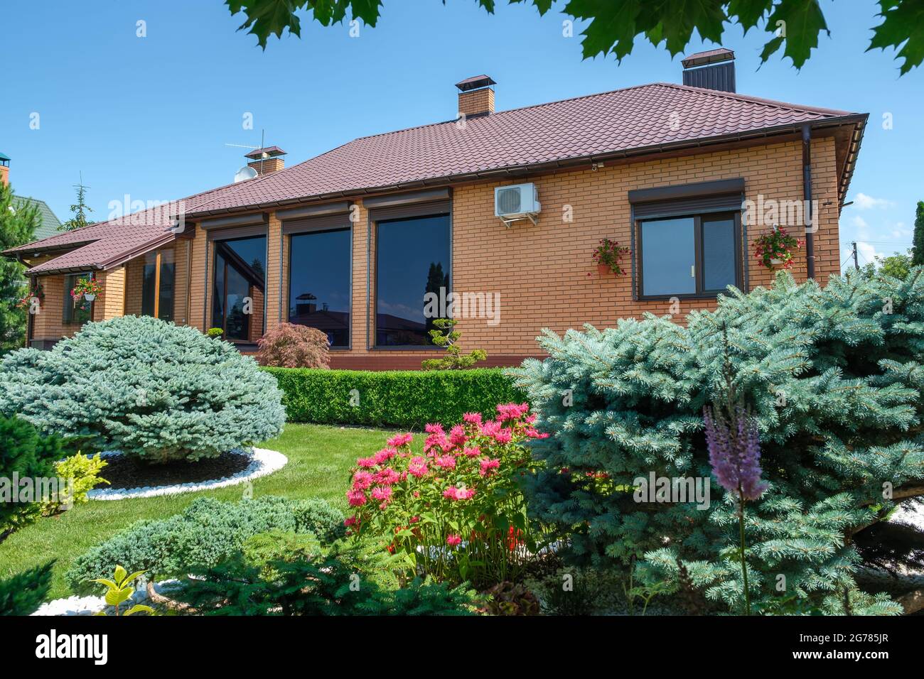 Villa et jardin de style européen avec des arbustes joliment taillés Banque D'Images