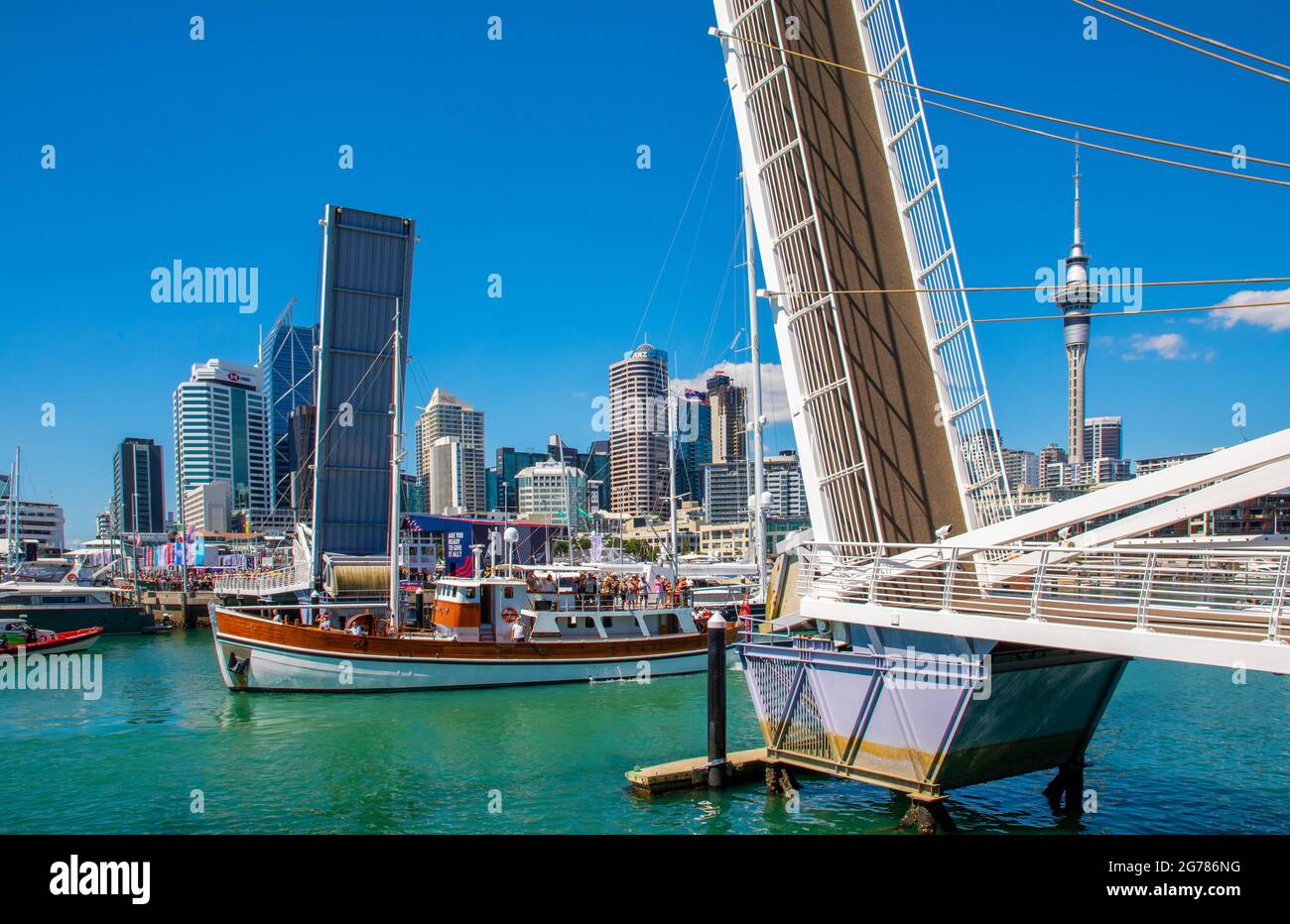 La 36e coupe de l'Amérique présentée par PRADA, des partisans néo-zélandais sur leurs bateaux quittant le port de Viaduct. Auckland, Nouvelle-Zélande.13 mars 2021. Banque D'Images