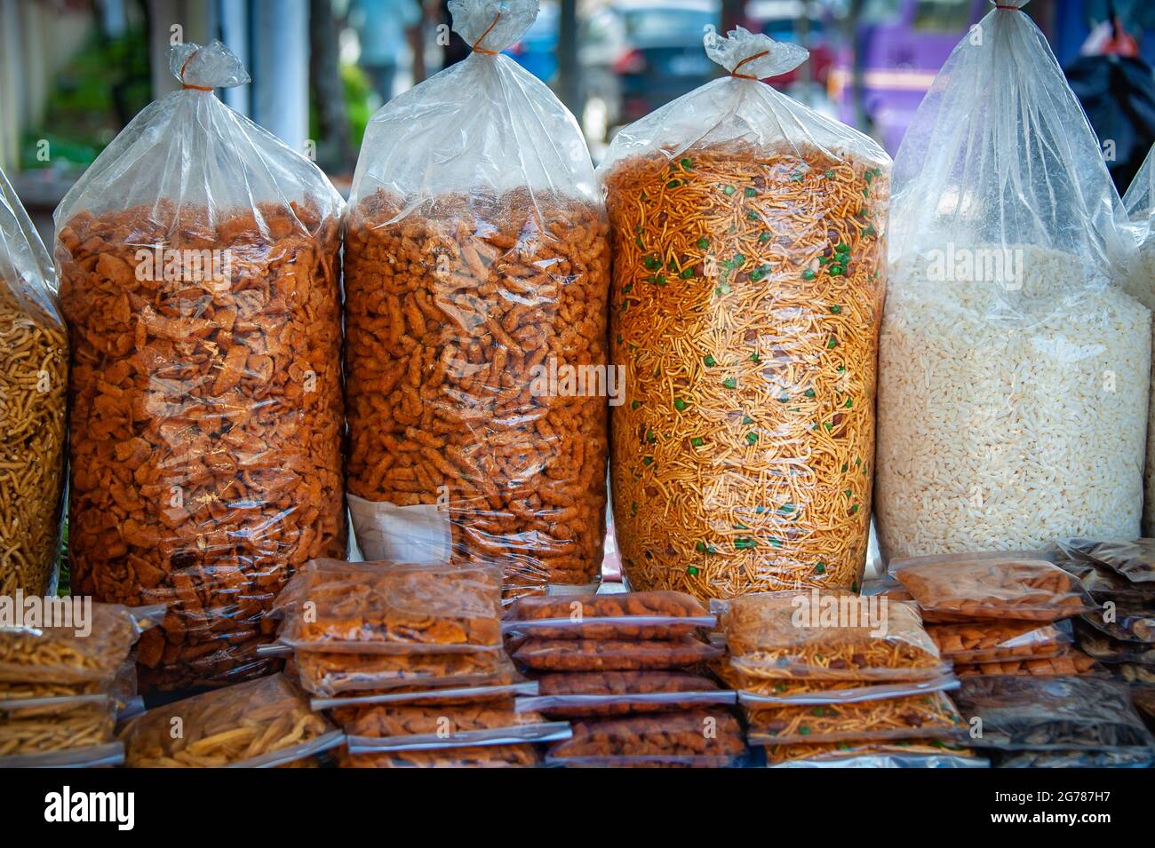 Des biscuits salés sont exposés dans un marché de rue, un mélange de collations orientales traditionnelles servi comme apéritif ou comme accompagnement de boissons Banque D'Images