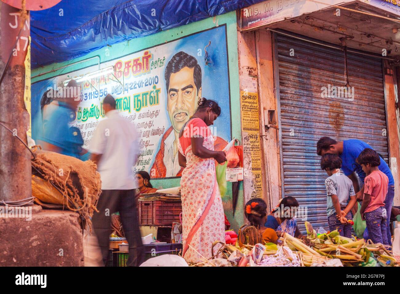 Étals de légumes installés la nuit avec des œuvres d'art colorées peintes à la main sur le mur, Puducherry (Pondicherry), Tamil Nadu, Inde Banque D'Images