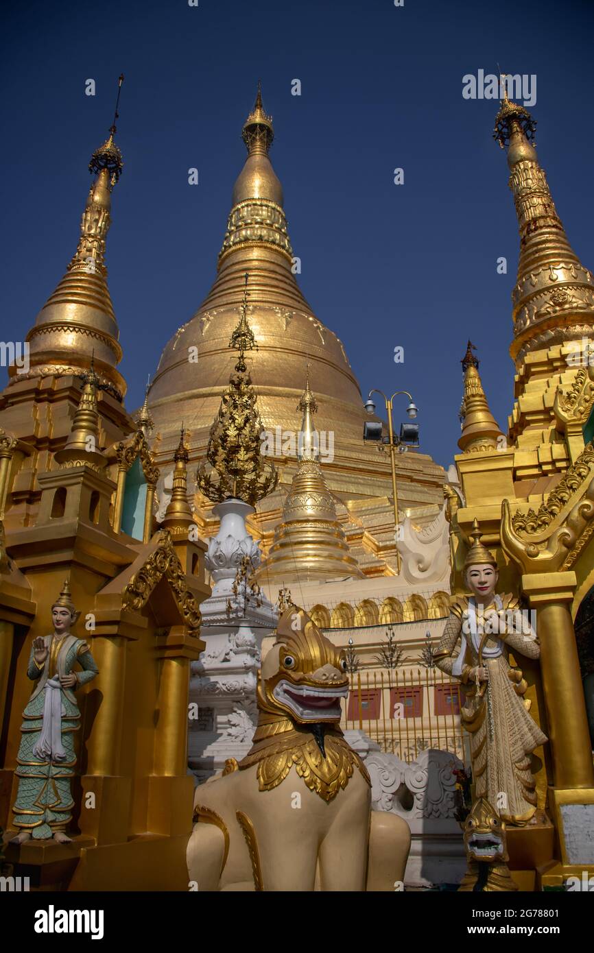 Pagode Shwedagon ou Grande Pagode Dagon. Stupa doré, sanctuaires dorés, figurine chinthe et fond bleu clair du ciel Banque D'Images