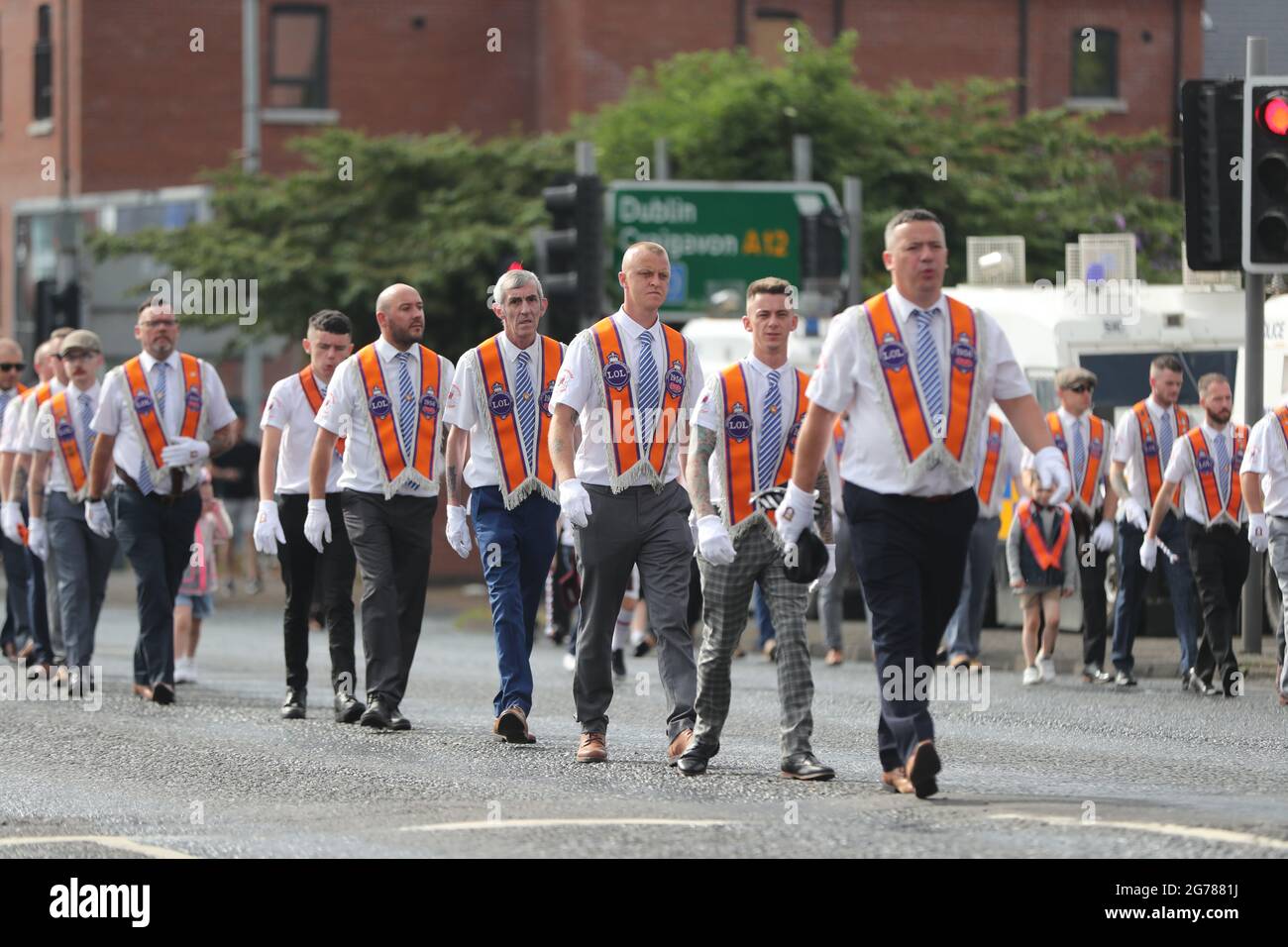 Orangemen marche dans le quartier de Clifton Street à Belfast dans le cadre des célébrations du 12 juillet qui marque la victoire du roi Guillaume d'Orange sur le roi catholique James à la bataille de la Boyne en 1690. Banque D'Images