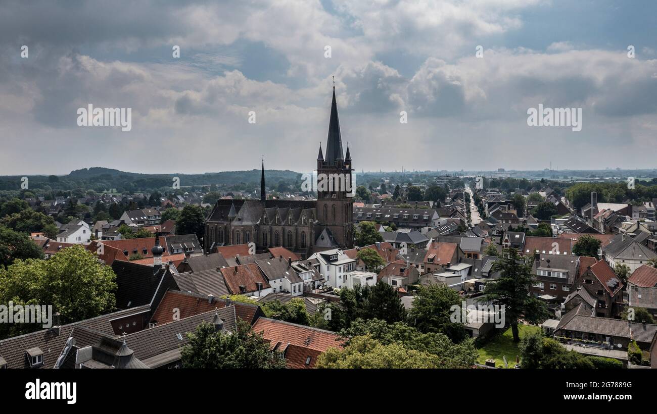 Die Cyriakus-Kirche in Krefeld, Ortsteil Hüls, aus der Luft fotografiert. Banque D'Images