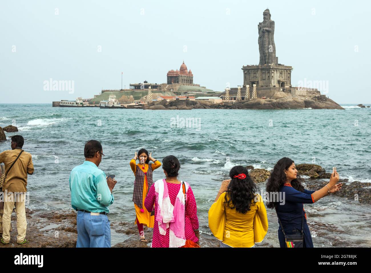 Des adorateurs hindous qui font des selfies au monument commémoratif de Vivekananda Rock et à la statue de Thiruvalluvar, Kanyakumari, Tamil Nadu, Inde Banque D'Images