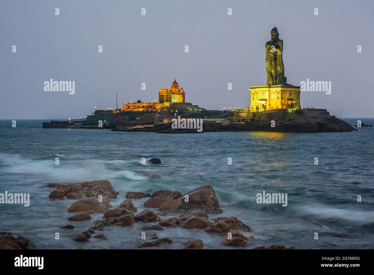 Image nocturne de la statue dorée de Thiruvalluvar et du monument commémoratif du Rocher de Vivekananda illuminés de lumières colorées dans l'océan, Kanyakumari, Tamil Nadu, Inde Banque D'Images