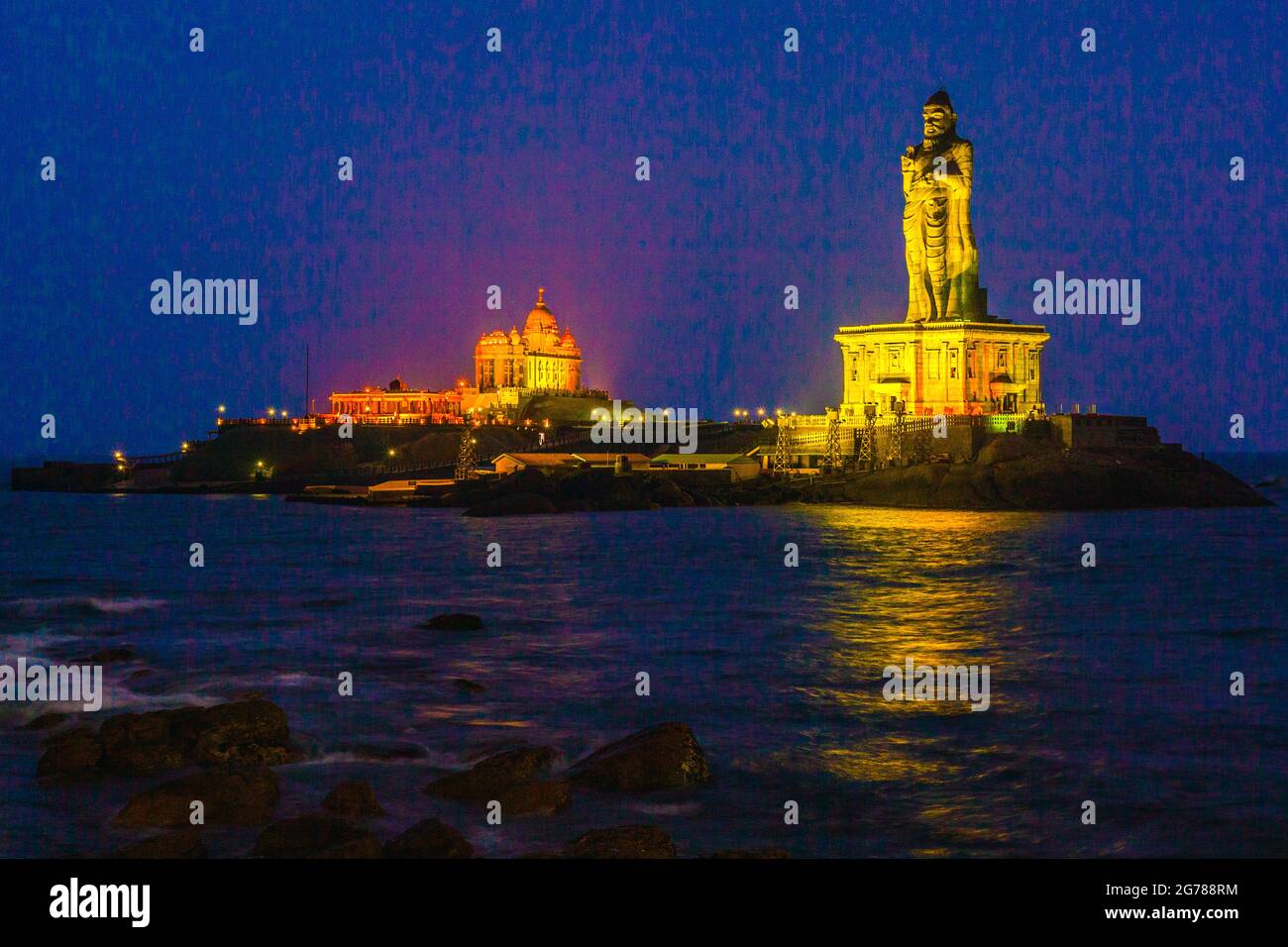 Image nocturne de la statue dorée de Thiruvalluvar et du monument commémoratif du Rocher de Vivekananda illuminés de lumières colorées dans l'océan, Kanyakumari, Tamil Nadu, Inde Banque D'Images