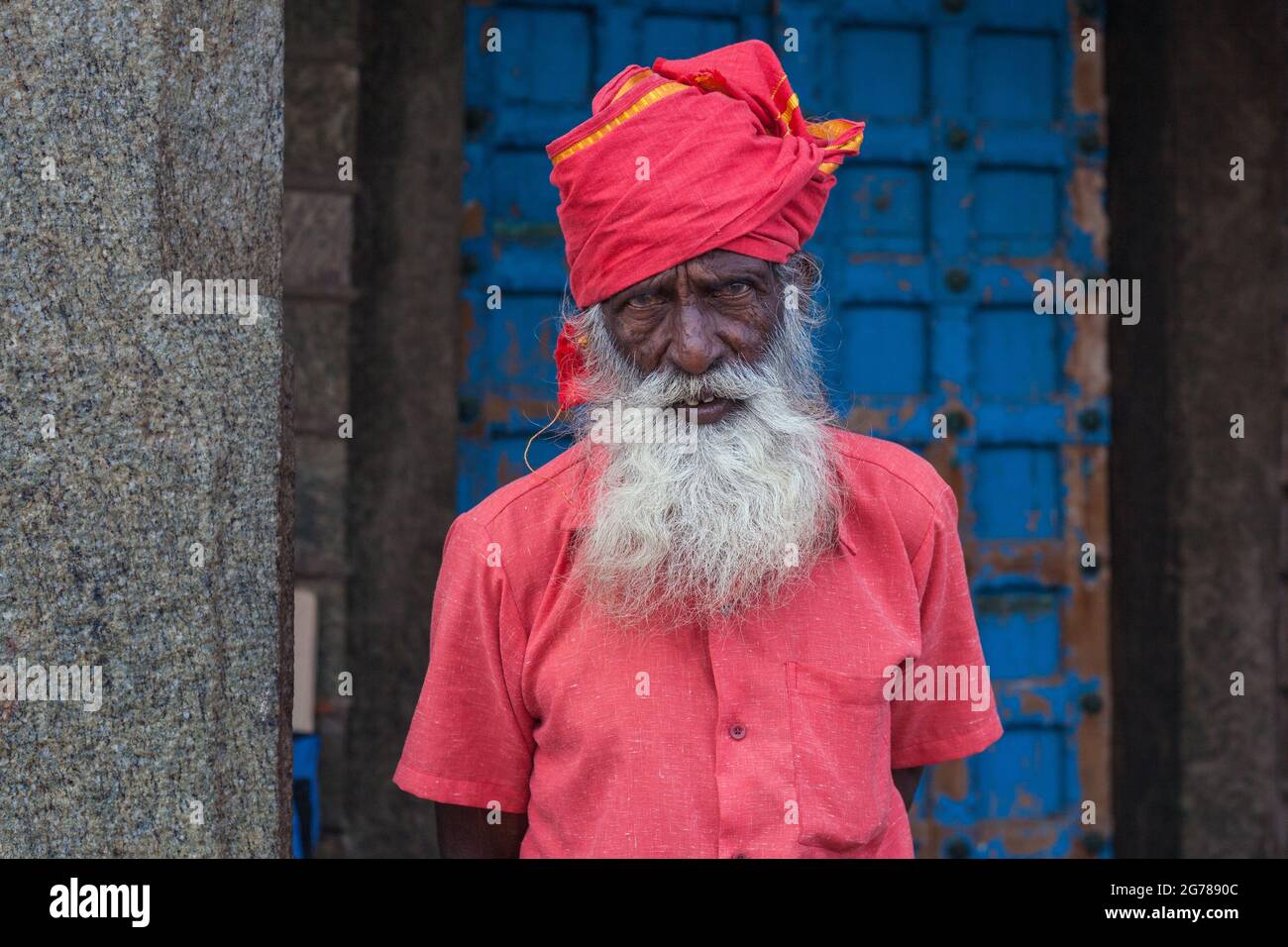 Portrait en gros plan des hindous indiens âgés avec une barbe blanche brouillée, une chemise rouge et du turban rouge, Kanyakumari, Tamil nadu, Inde Banque D'Images