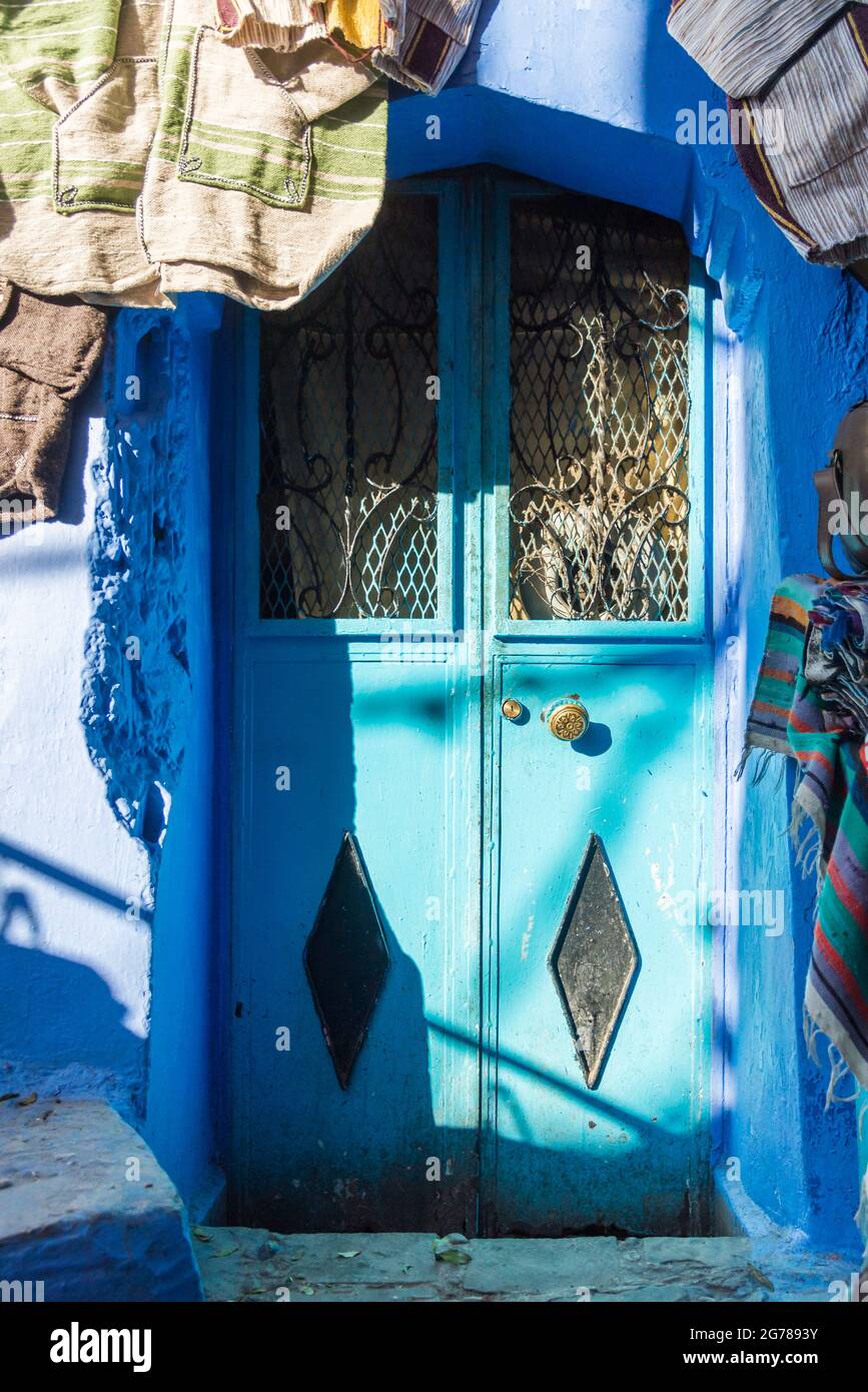 Une porte sur la rue de Chefchaouen, Maroc. Vieille ville traditionnelle. Banque D'Images