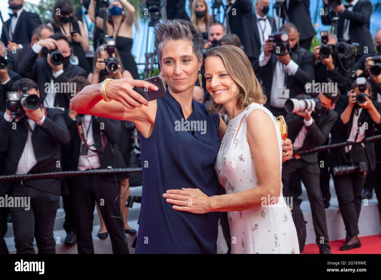 Jodie Foster (r) et Alexandra Hedison assistent à la première de 'Annette' lors du 74e Festival annuel du film de Cannes, le 06 juillet 2021. Banque D'Images