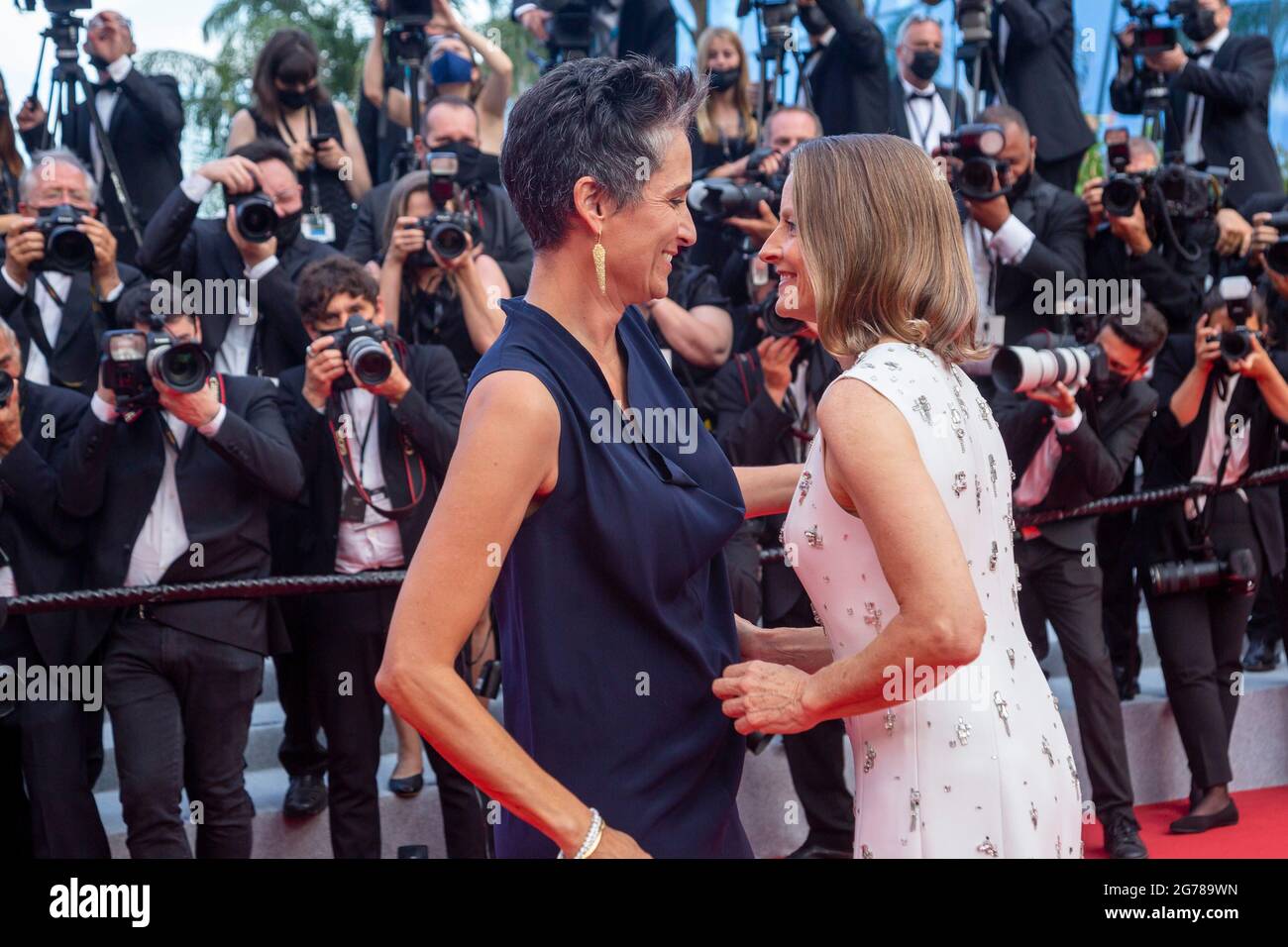 Jodie Foster (r) et Alexandra Hedison assistent à la première de 'Annette' lors du 74e Festival annuel du film de Cannes, le 06 juillet 2021. Banque D'Images