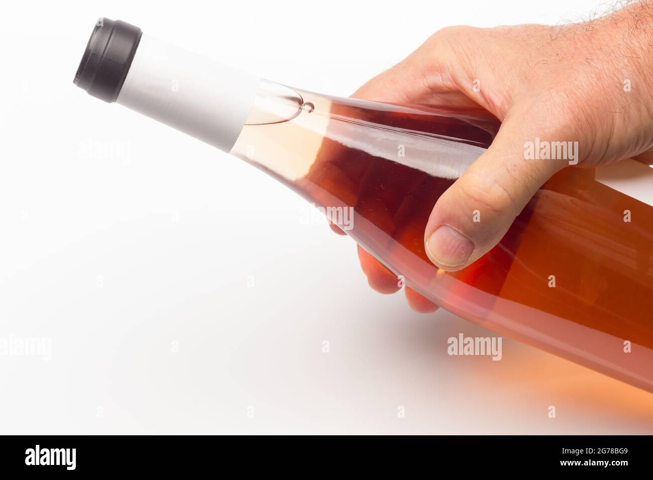 Donner du vin biologique comme cadeau, cultivé sans produits chimiques, en prenant soin de la nature et en préservant le goût du produit final. Banque D'Images