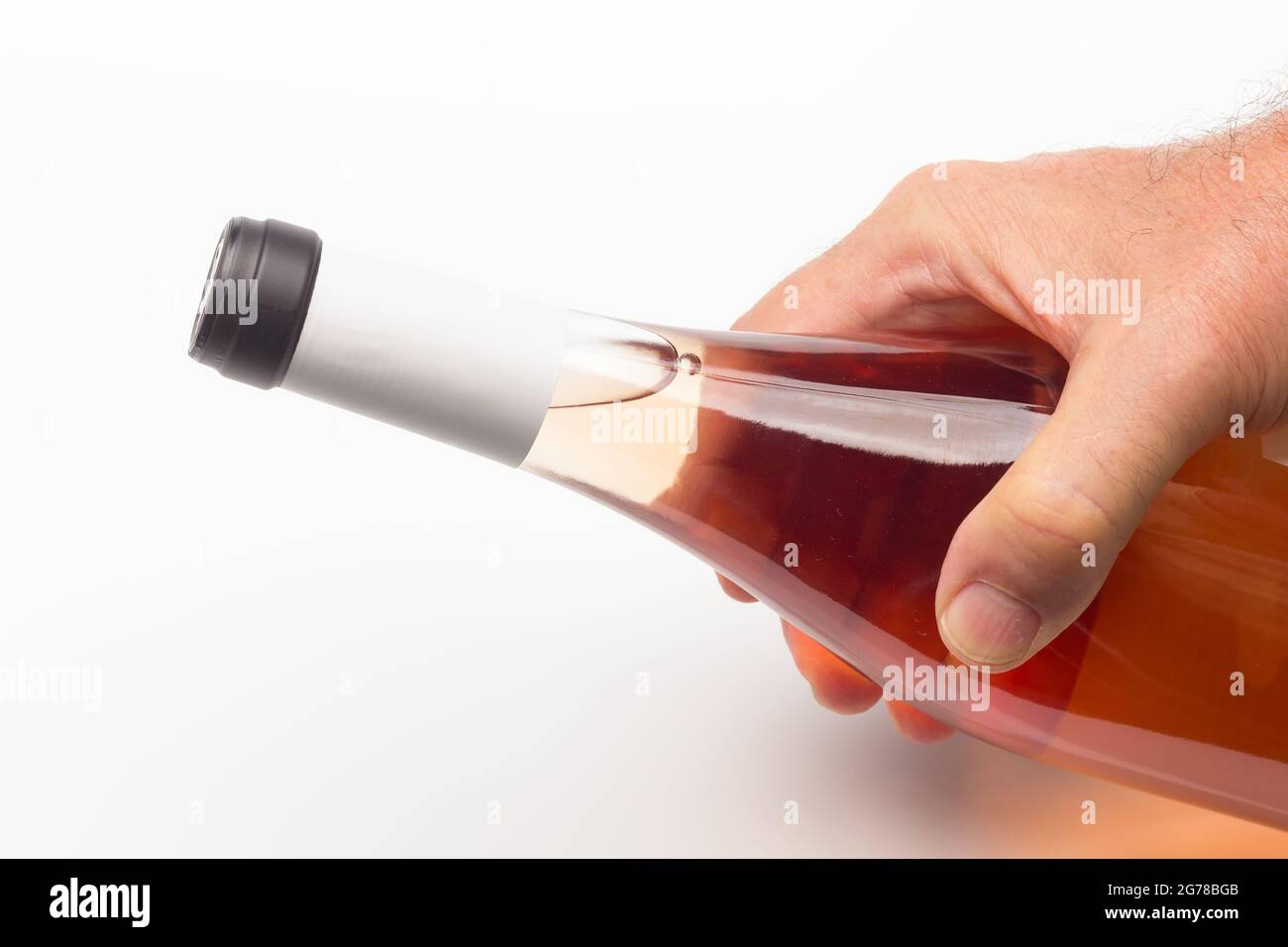 Donner du vin biologique comme cadeau, cultivé sans produits chimiques, en prenant soin de la nature et en préservant le goût du produit final. Banque D'Images