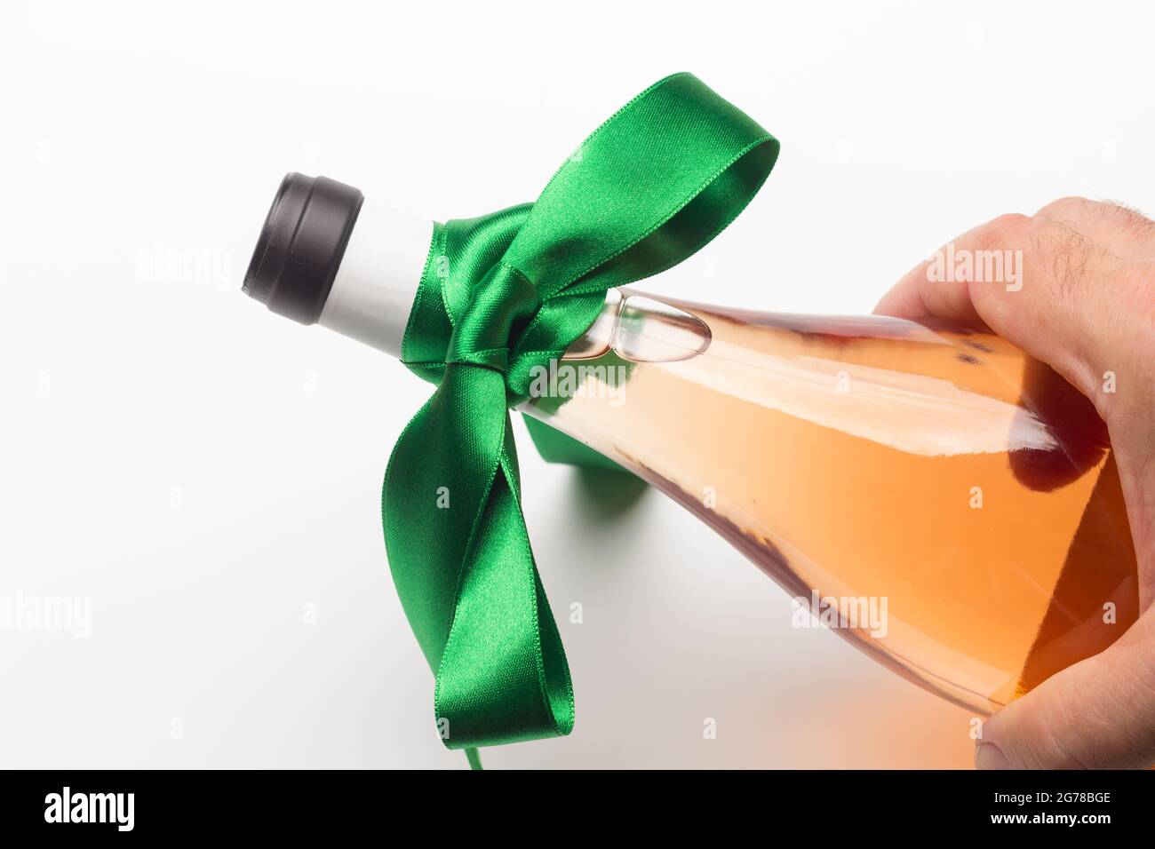 Donner du vin biologique comme cadeau, cultivé sans produits chimiques, en prenant soin de la nature et en préservant le goût du produit final. Banque D'Images