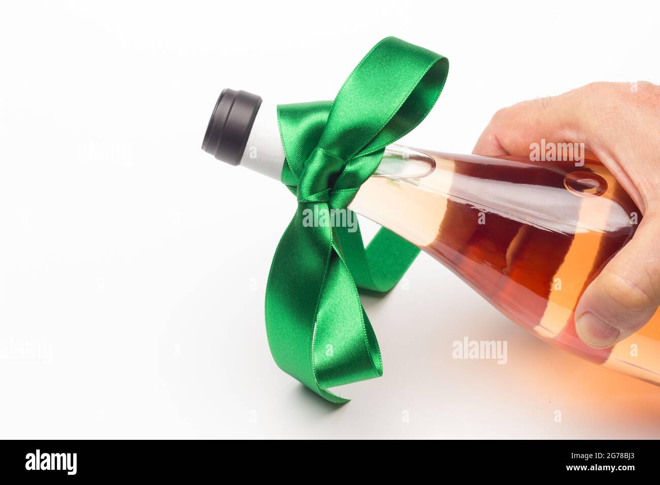 Donner du vin biologique comme cadeau, cultivé sans produits chimiques, en prenant soin de la nature et en préservant le goût du produit final. Banque D'Images